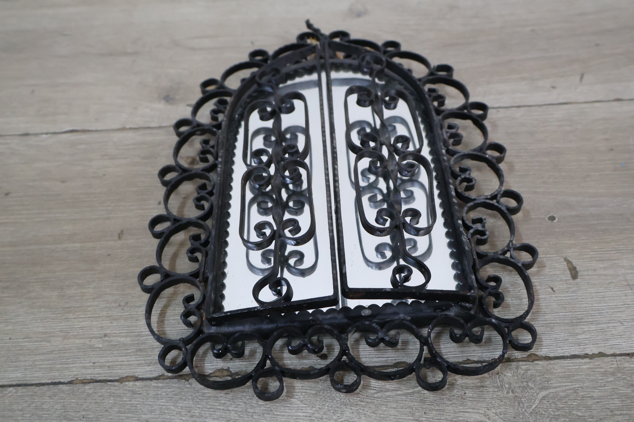 Smeedijzeren decoratieve spiegel met krullenlijst – foto 10 – kavel bij GSD Auctions, Zoeterwoude