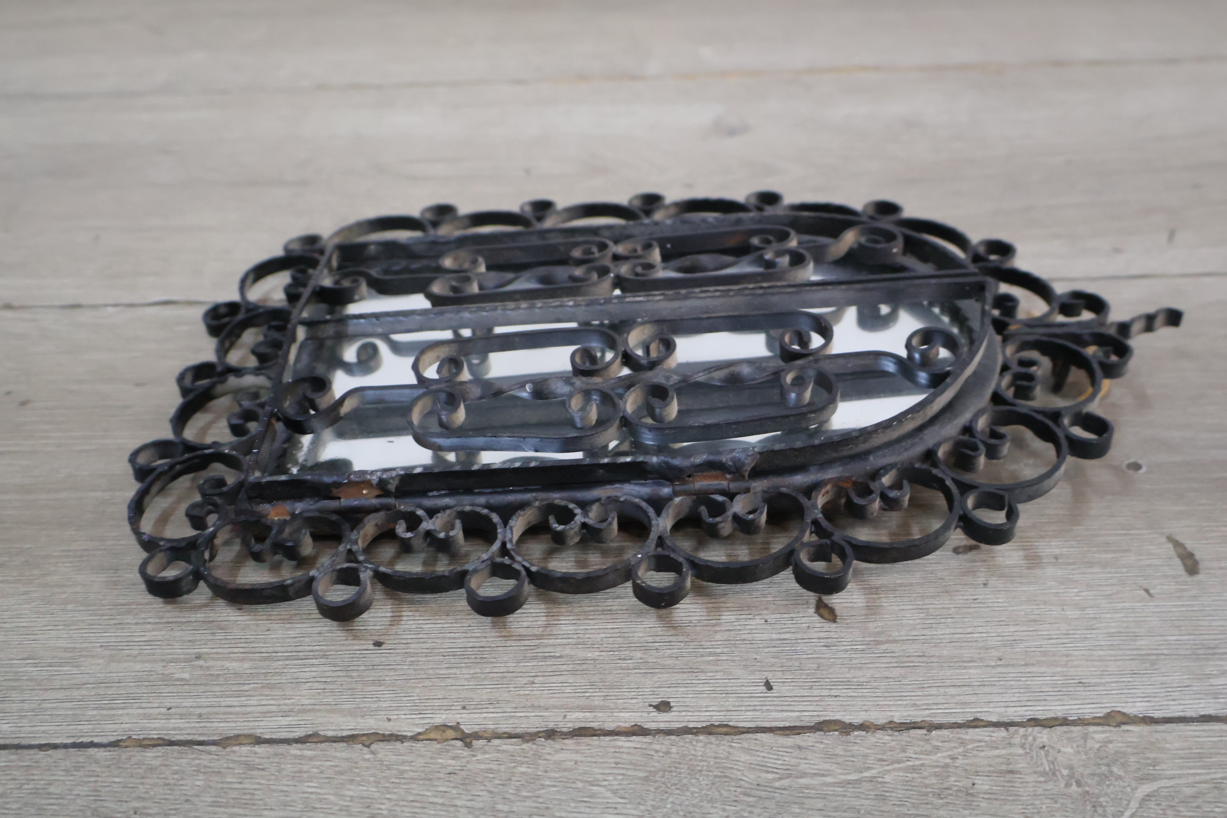 Smeedijzeren decoratieve spiegel met krullenlijst – foto 11 – kavel bij GSD Auctions, Zoeterwoude