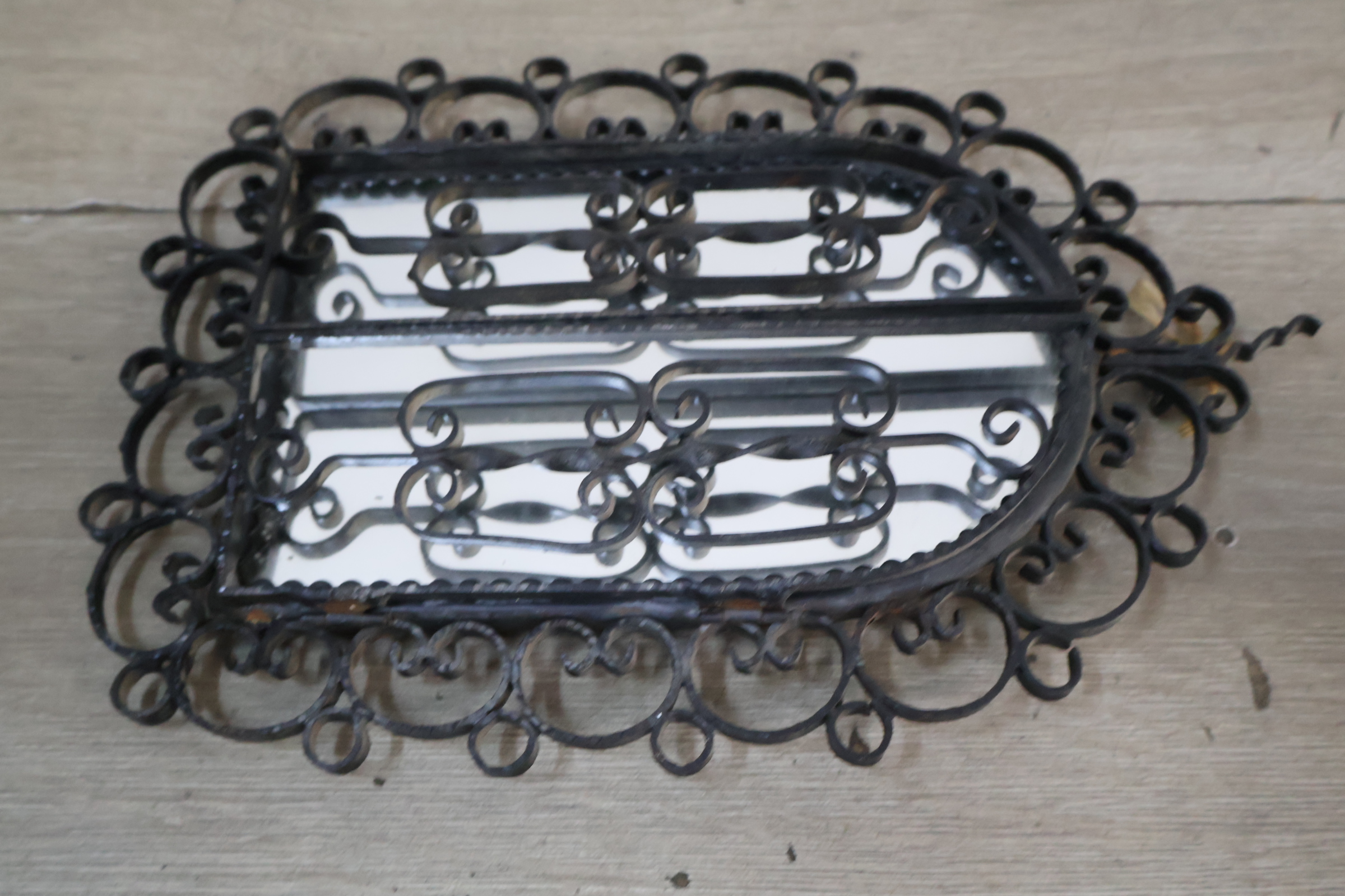 Smeedijzeren decoratieve spiegel met krullenlijst – foto 12 – kavel bij GSD Auctions, Zoeterwoude
