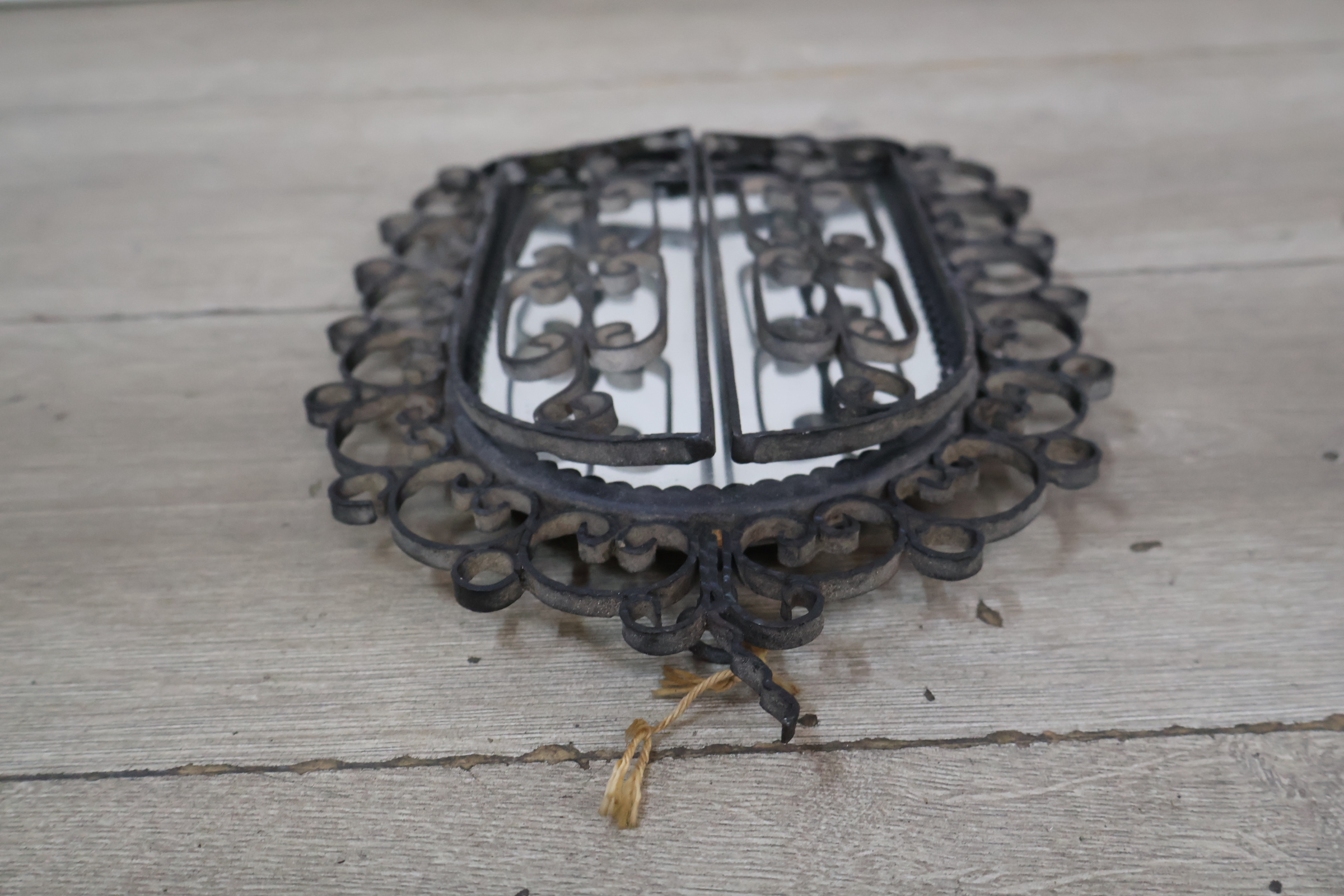 Smeedijzeren decoratieve spiegel met krullenlijst – foto 13 – kavel bij GSD Auctions, Zoeterwoude