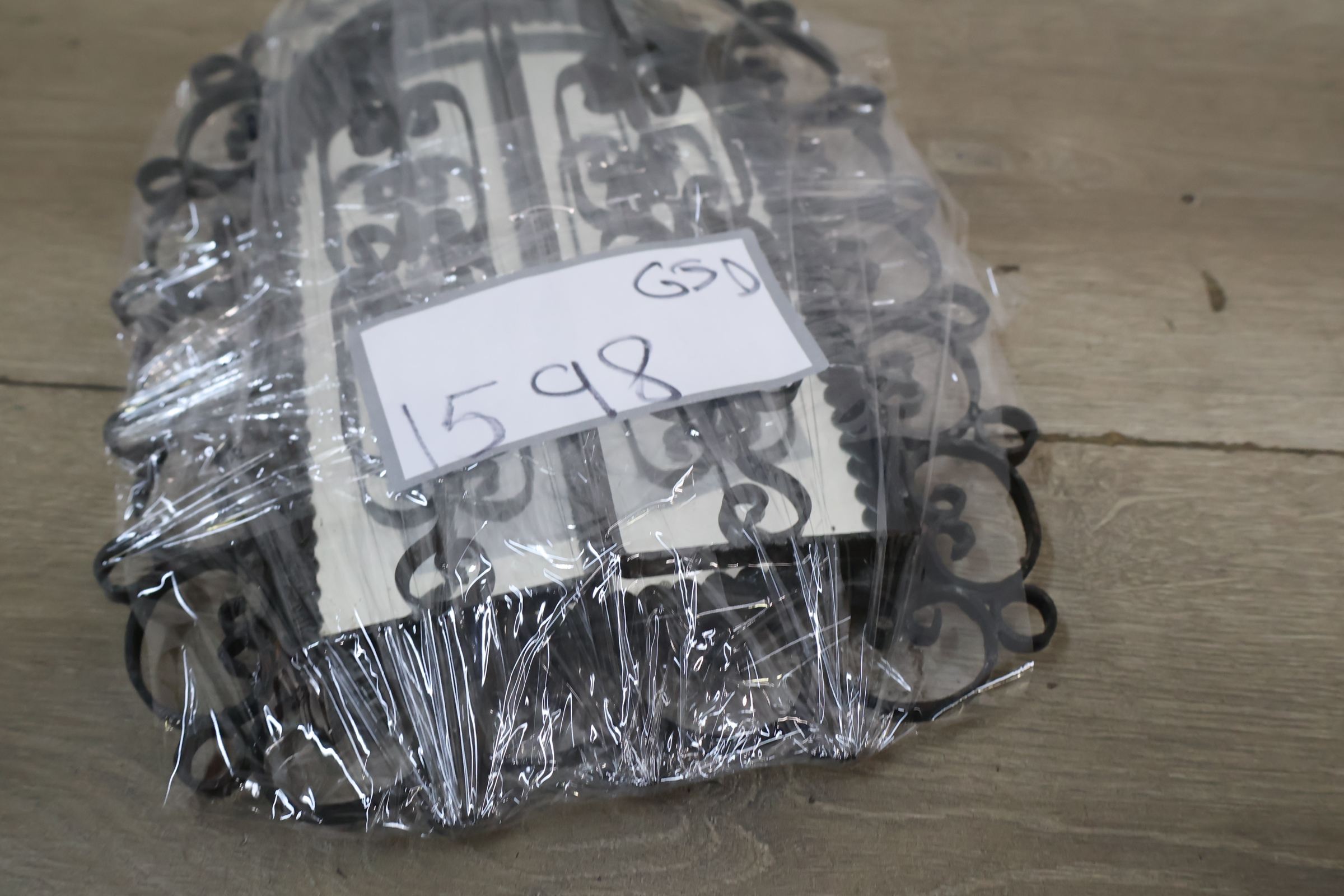Smeedijzeren decoratieve spiegel met krullenlijst – foto 19 – kavel bij GSD Auctions, Zoeterwoude