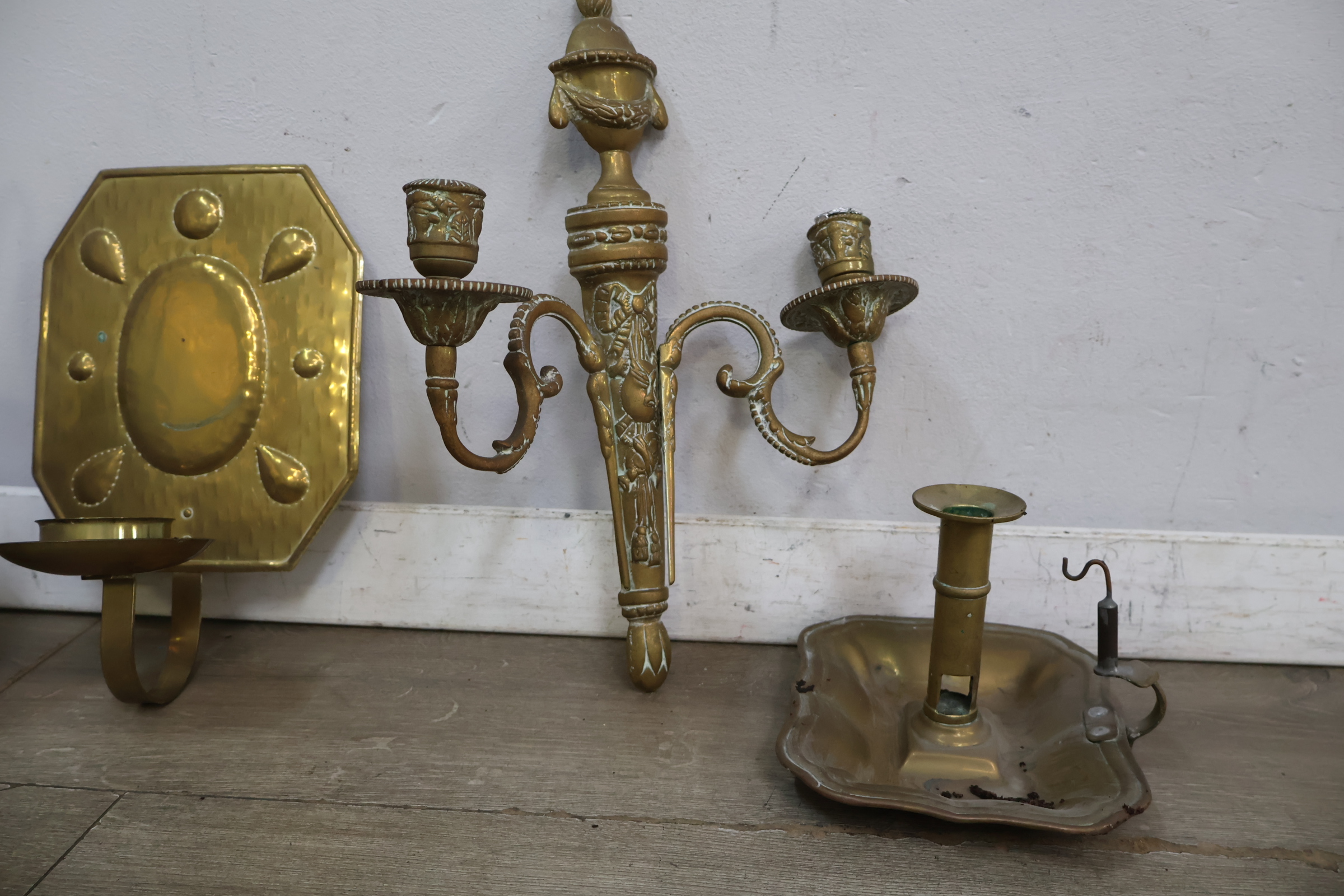 Set koperkleurige kandelaars en wandkandelaars en assortiment – foto 7 – kavel bij GSD Auctions, Zoeterwoude