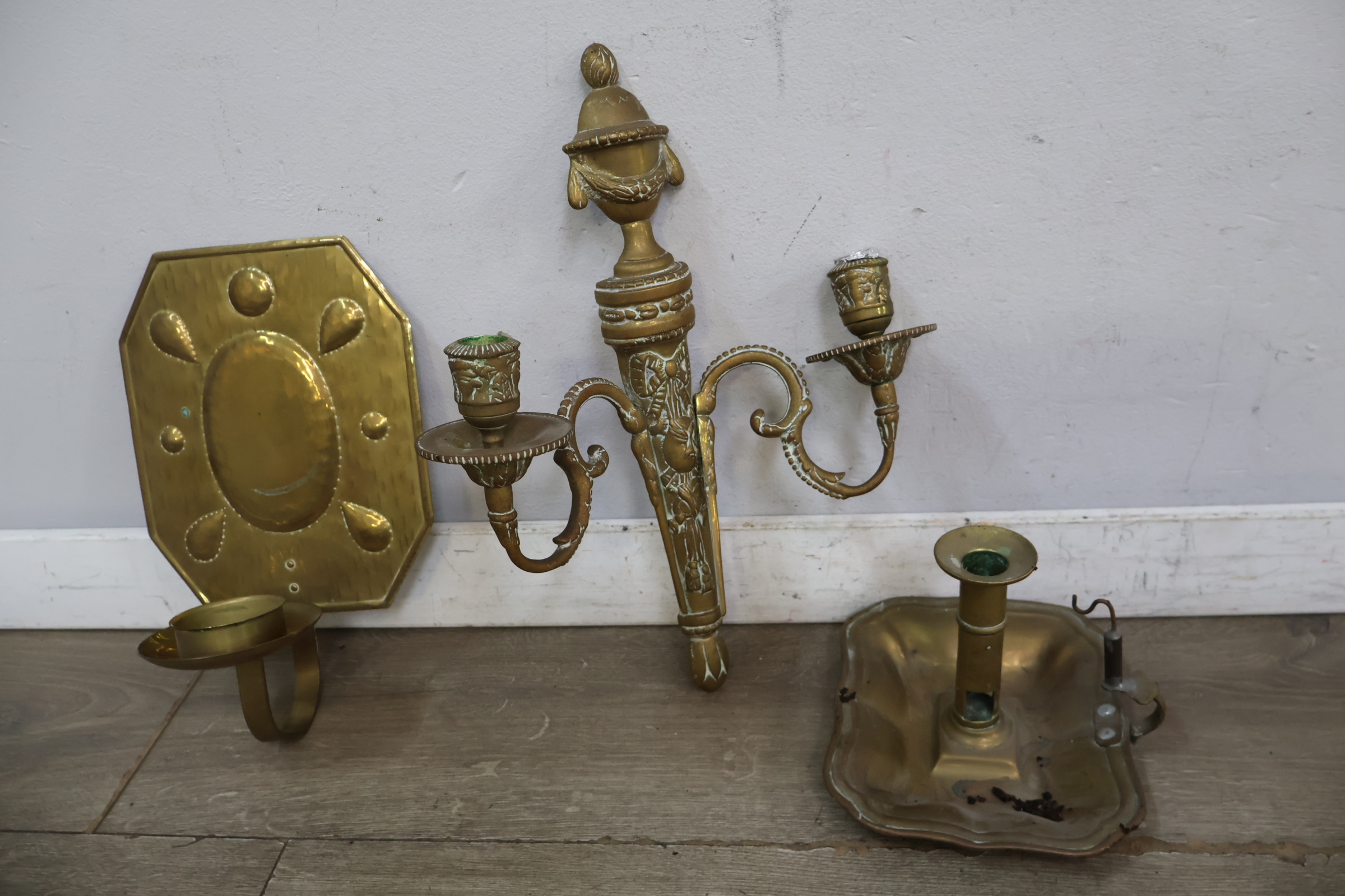 Set koperkleurige kandelaars en wandkandelaars en assortiment – foto 8 – kavel bij GSD Auctions, Zoeterwoude