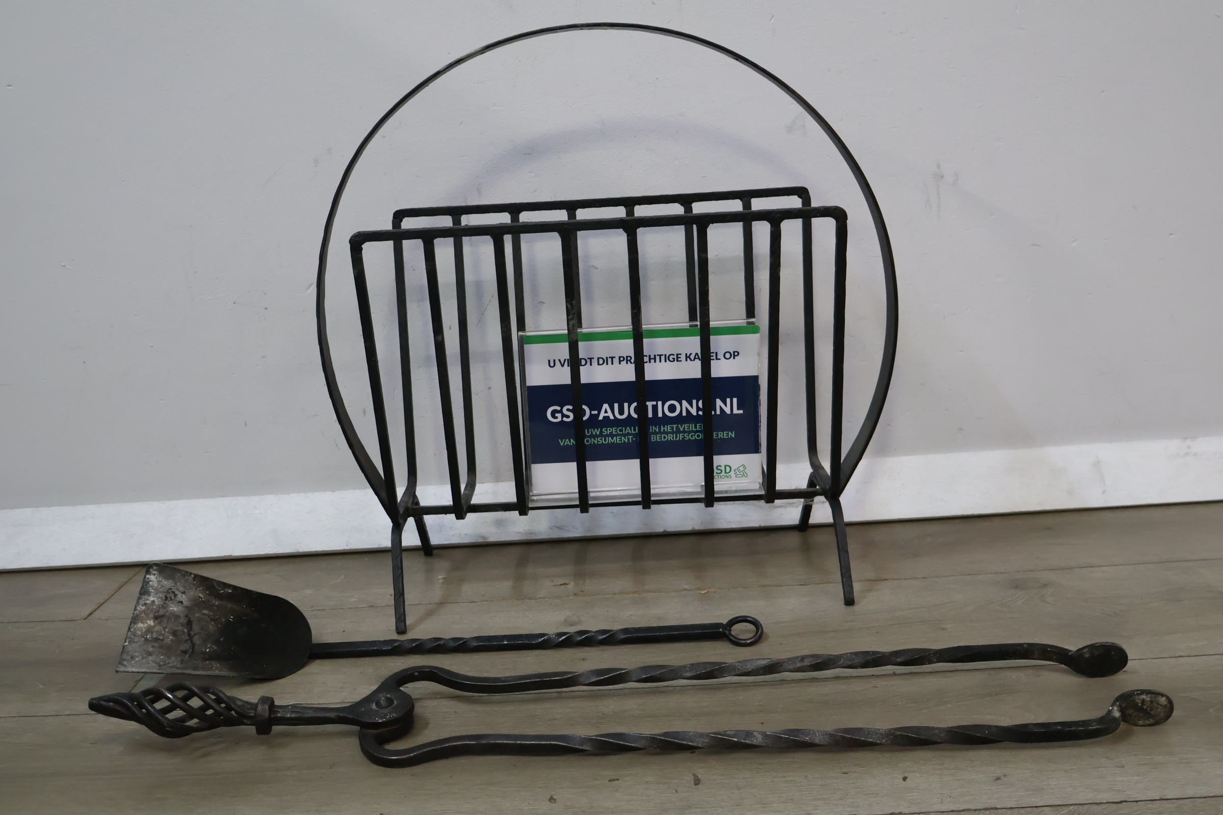 Smeedijzeren haardset met houtrek – foto 2 – kavel bij GSD Auctions, Zoeterwoude
