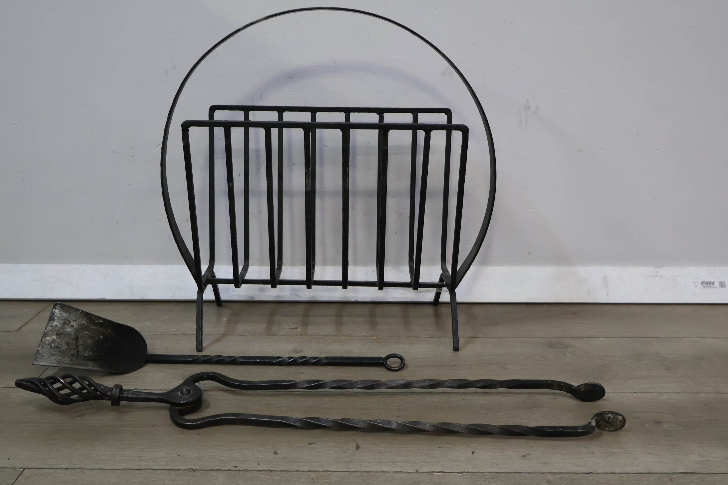 Smeedijzeren haardset met houtrek – foto 3 – kavel bij GSD Auctions, Zoeterwoude
