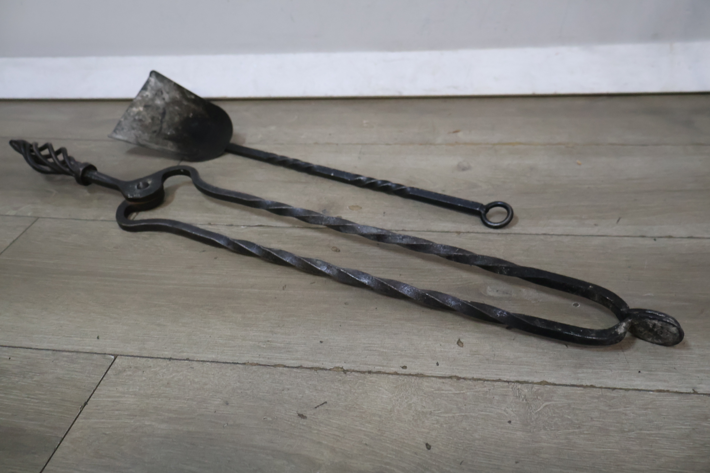 Smeedijzeren haardset met houtrek – foto 11 – kavel bij GSD Auctions, Zoeterwoude