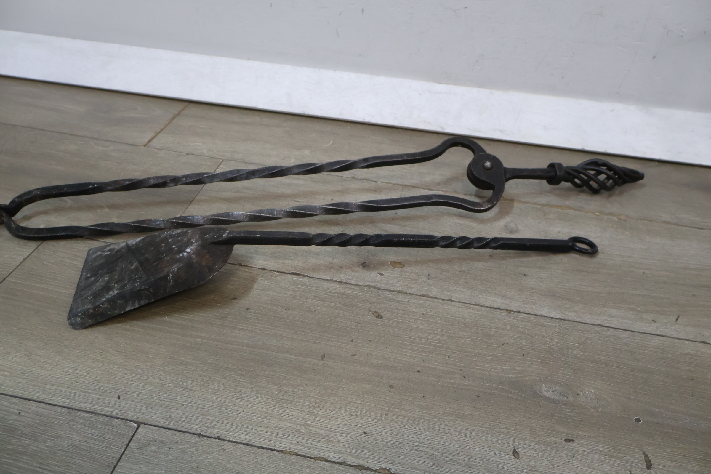 Smeedijzeren haardset met houtrek – foto 12 – kavel bij GSD Auctions, Zoeterwoude