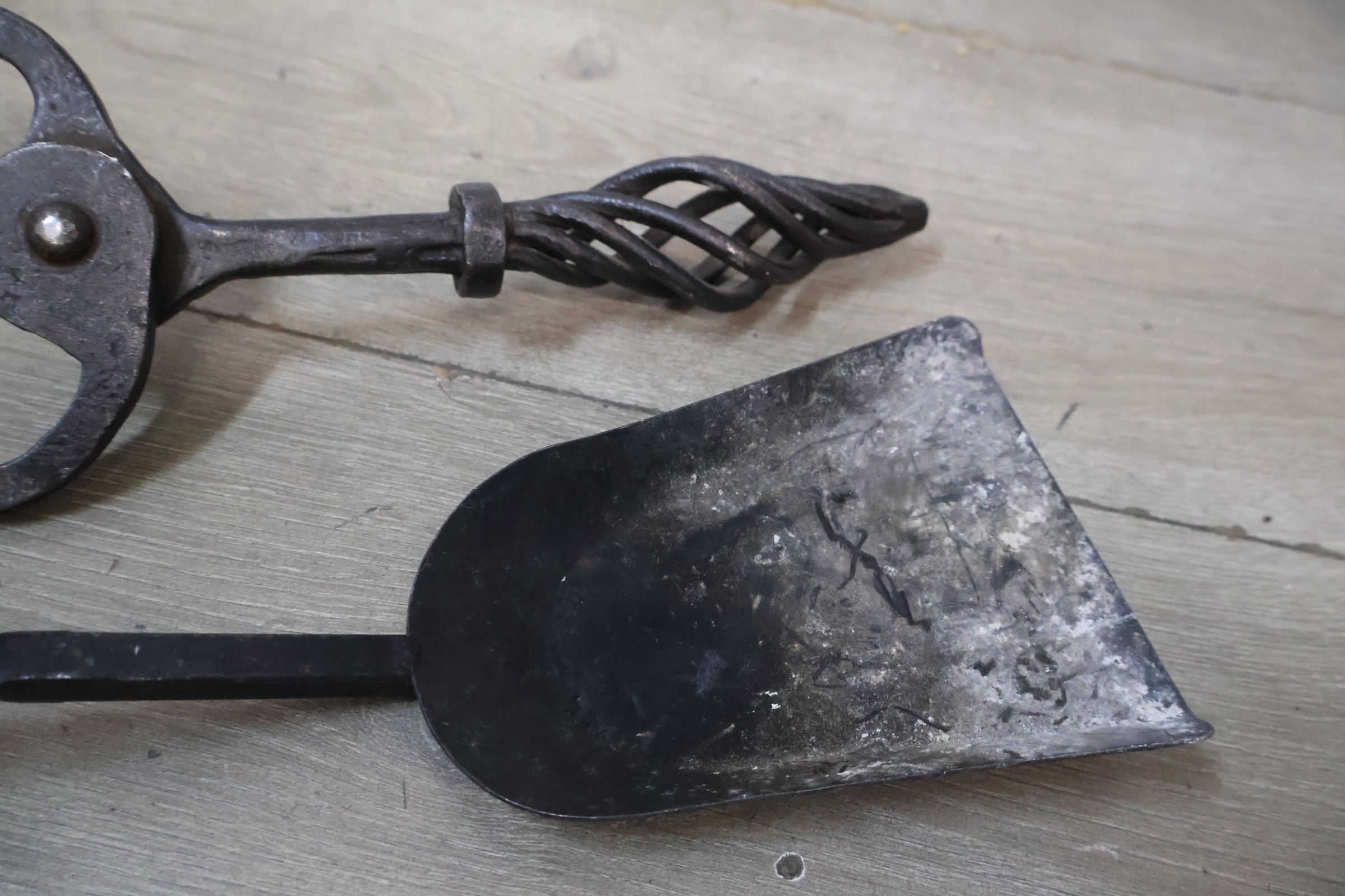 Smeedijzeren haardset met houtrek – foto 13 – kavel bij GSD Auctions, Zoeterwoude