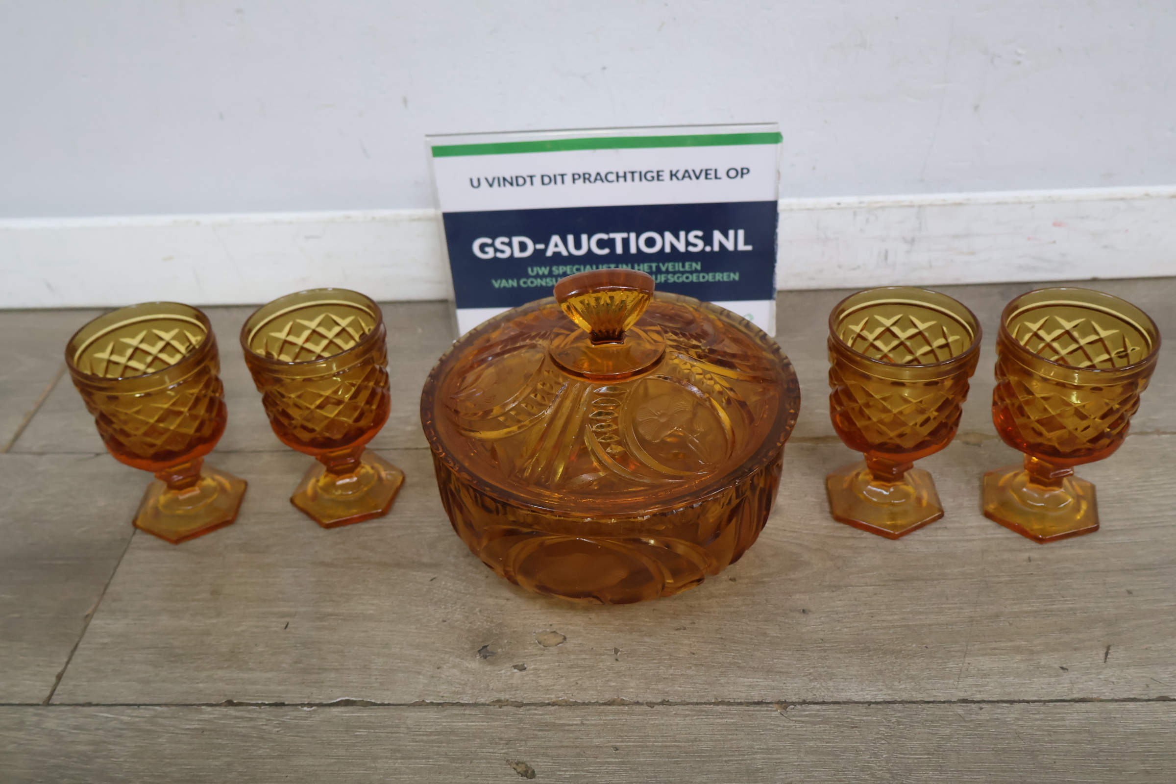 Set van oranje glazen zoals likeurglazen met dekselpot – foto 2 – kavel bij GSD Auctions, Zoeterwoude