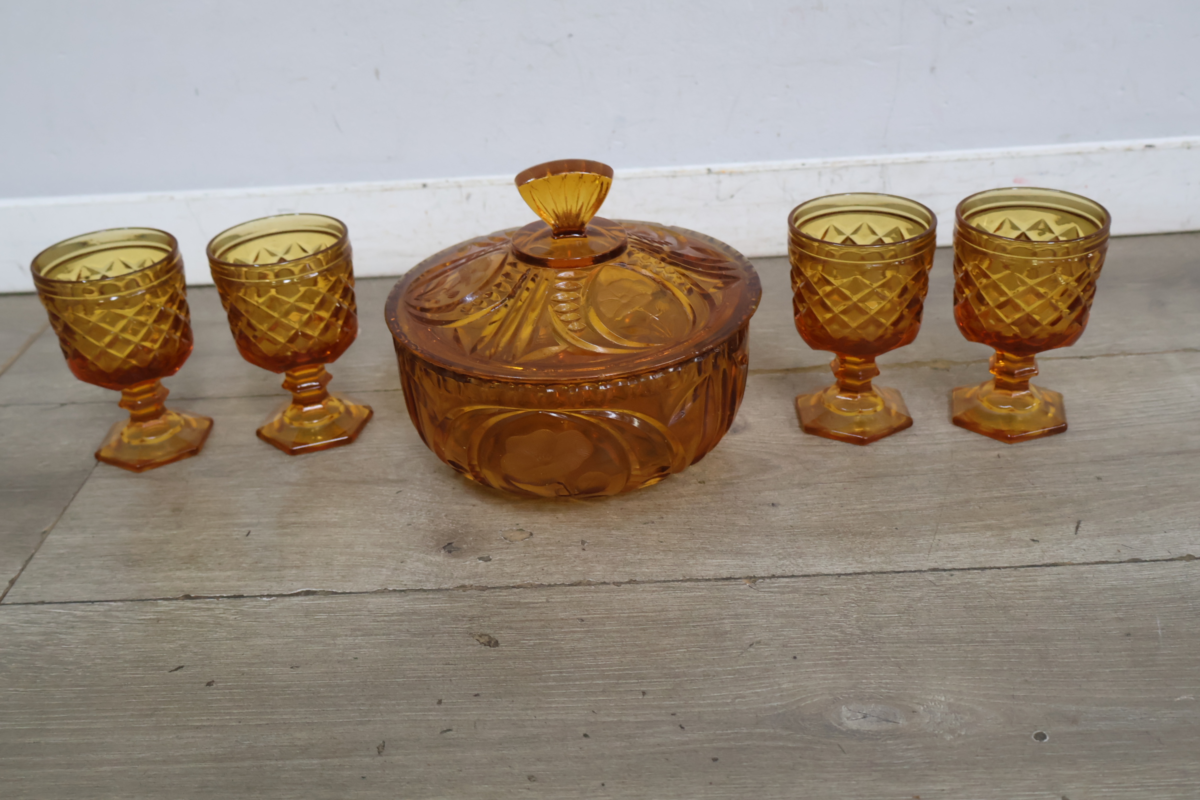 Set van oranje glazen zoals likeurglazen met dekselpot – foto 3 – kavel bij GSD Auctions, Zoeterwoude