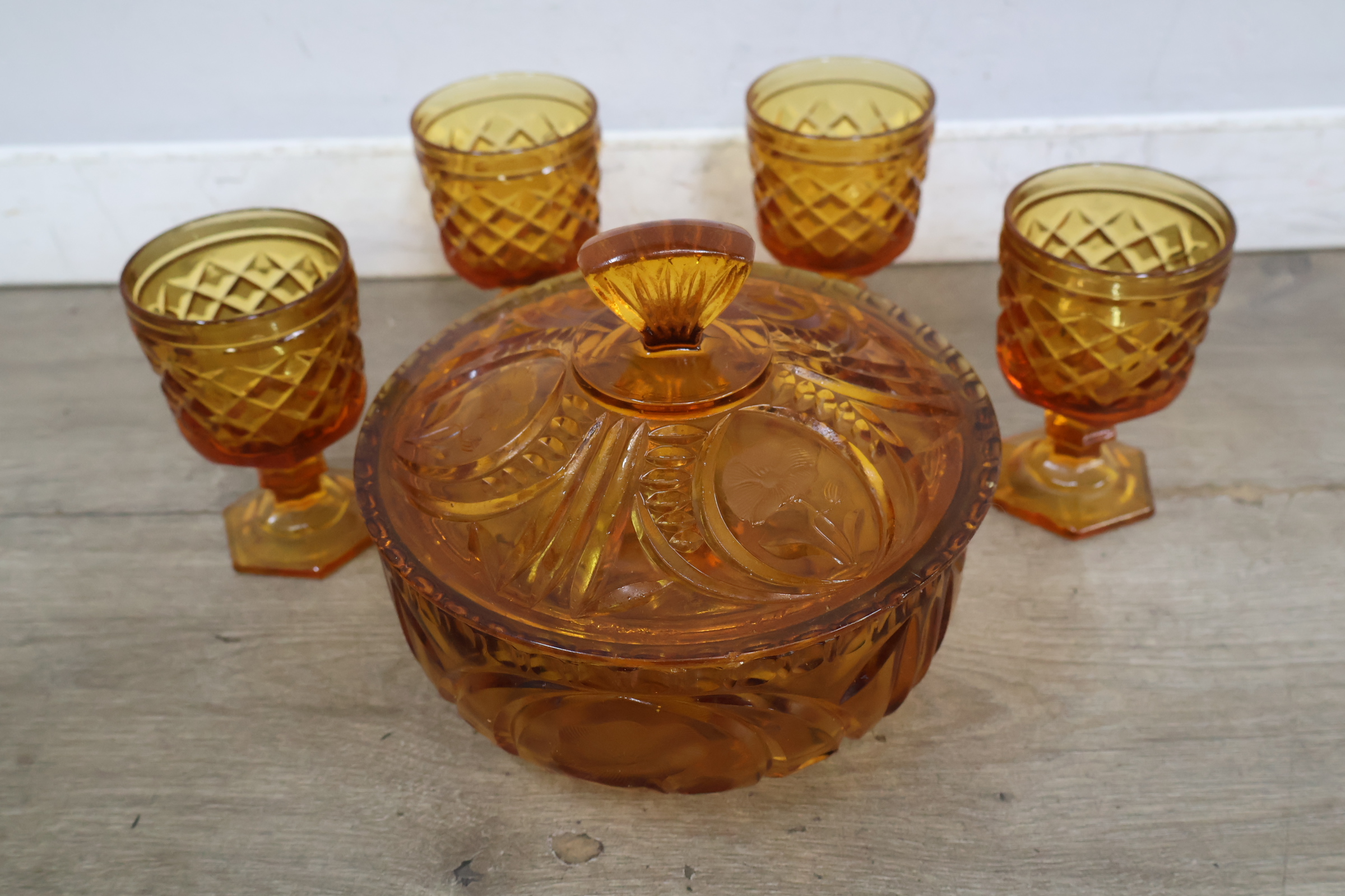 Set van oranje glazen zoals likeurglazen met dekselpot – foto 4 – kavel bij GSD Auctions, Zoeterwoude