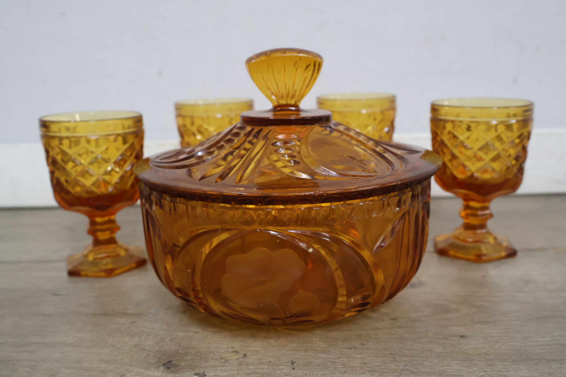 Set van oranje glazen zoals likeurglazen met dekselpot – foto 5 – kavel bij GSD Auctions, Zoeterwoude