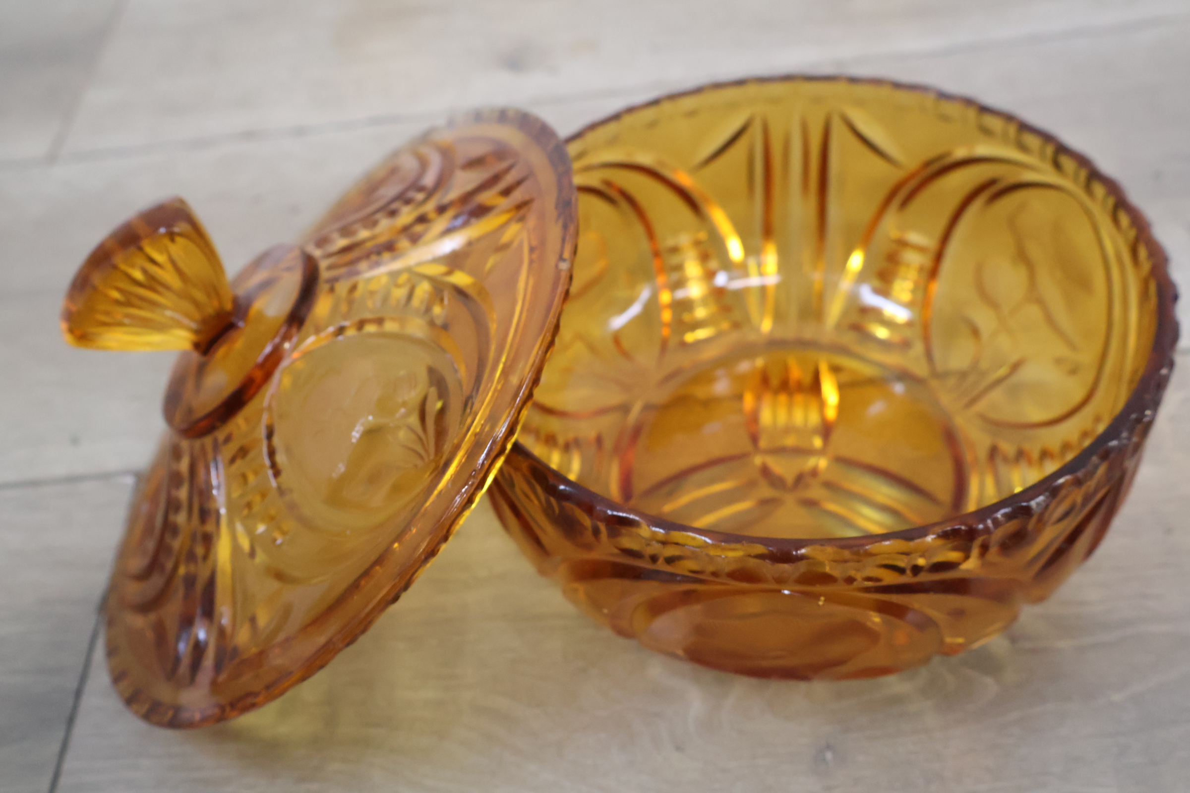 Set van oranje glazen zoals likeurglazen met dekselpot – foto 7 – kavel bij GSD Auctions, Zoeterwoude