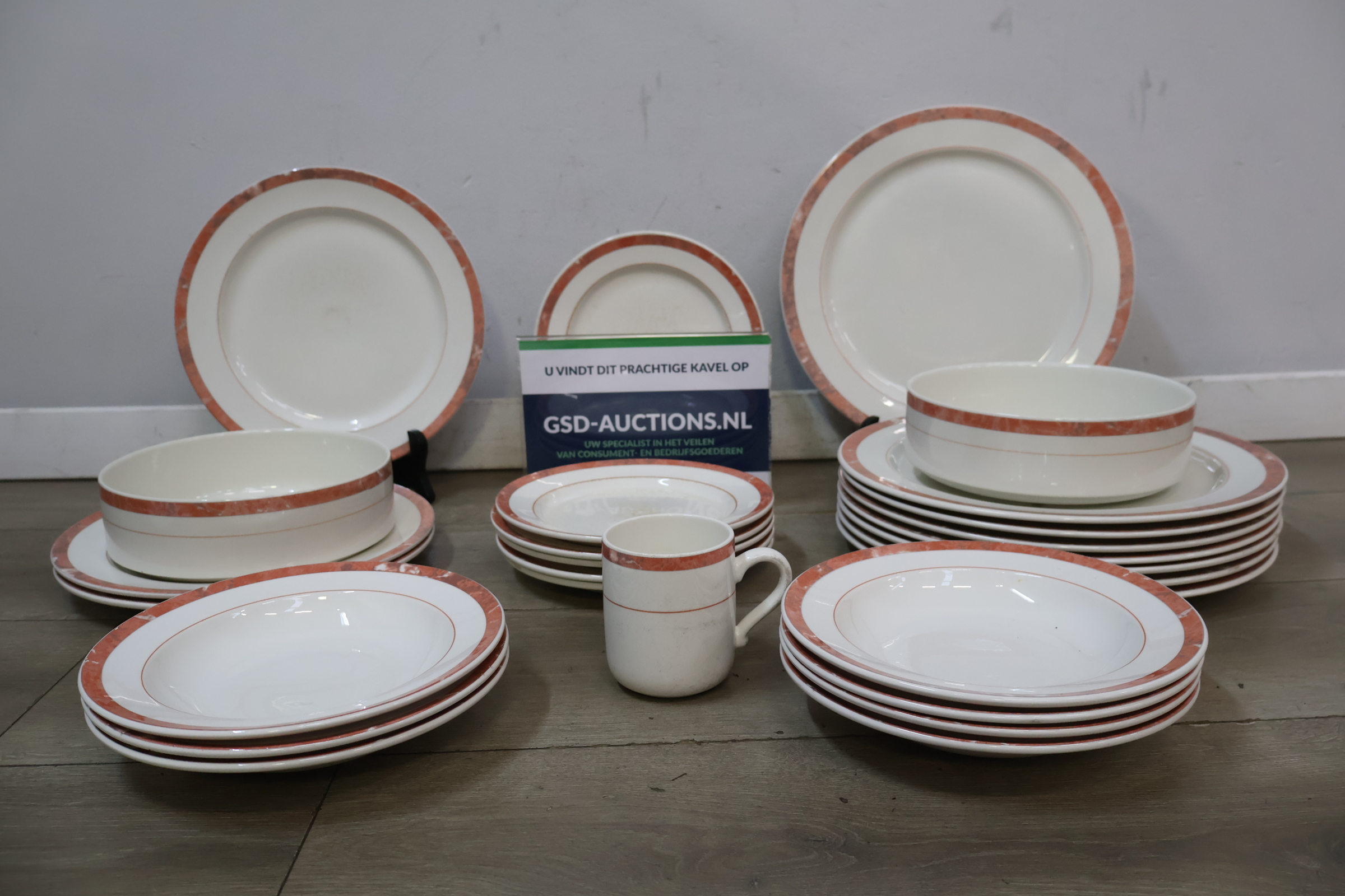 Serviesset met oranje bies – foto 2 – kavel bij GSD Auctions, Zoeterwoude