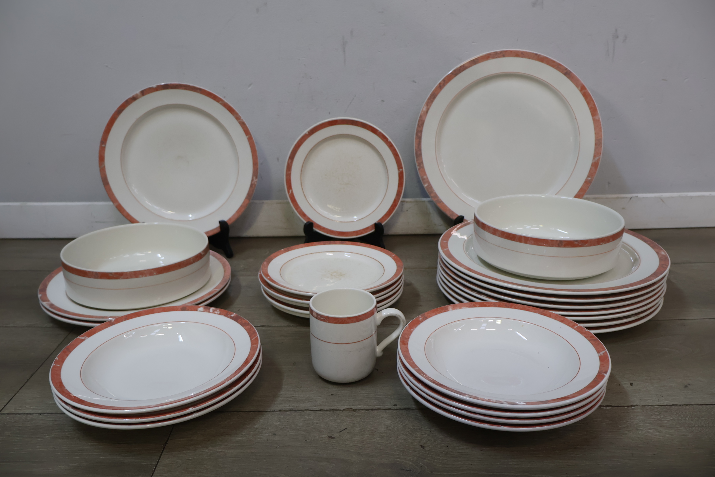 Serviesset met oranje bies – foto 3 – kavel bij GSD Auctions, Zoeterwoude