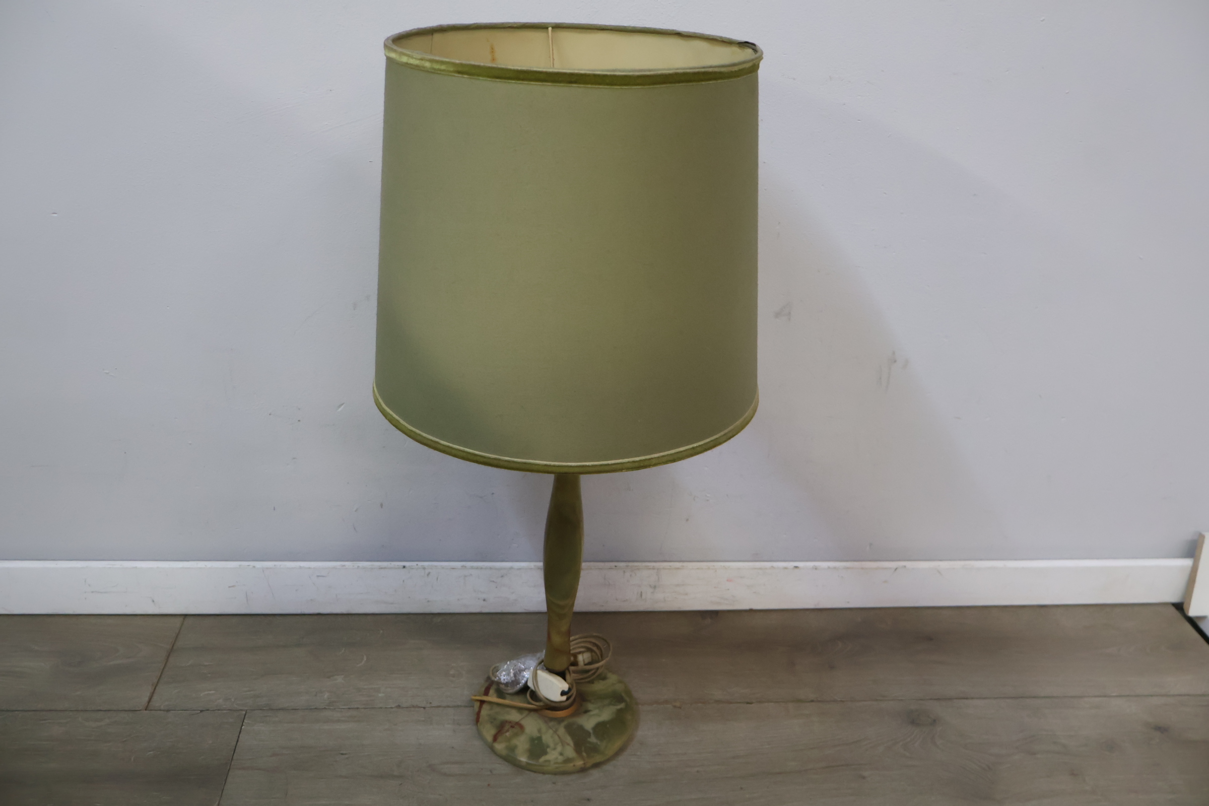 Vintage staande lamp met groene stoffen kap – foto 3 – kavel bij GSD Auctions, Zoeterwoude
