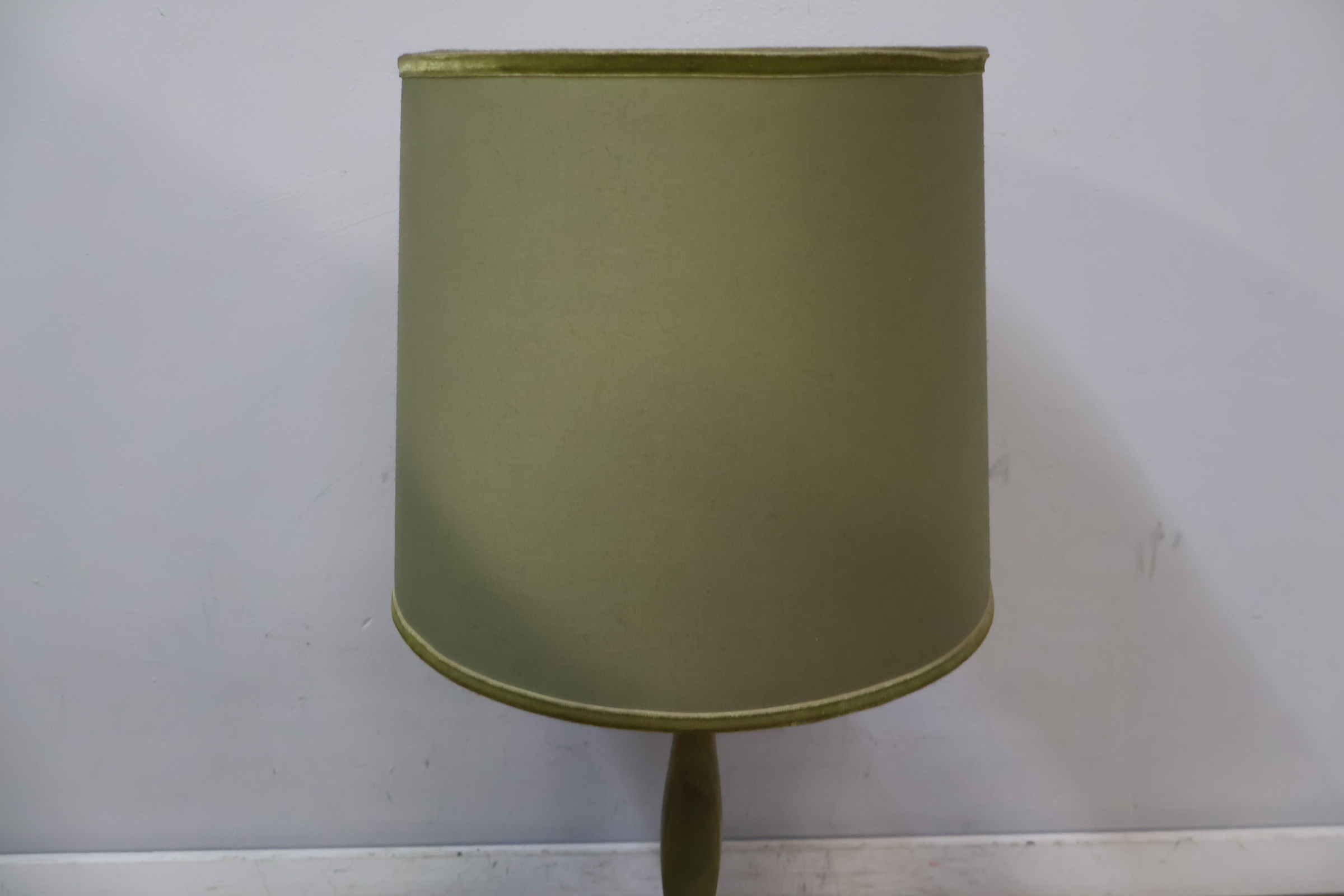 Vintage staande lamp met groene stoffen kap – foto 4 – kavel bij GSD Auctions, Zoeterwoude