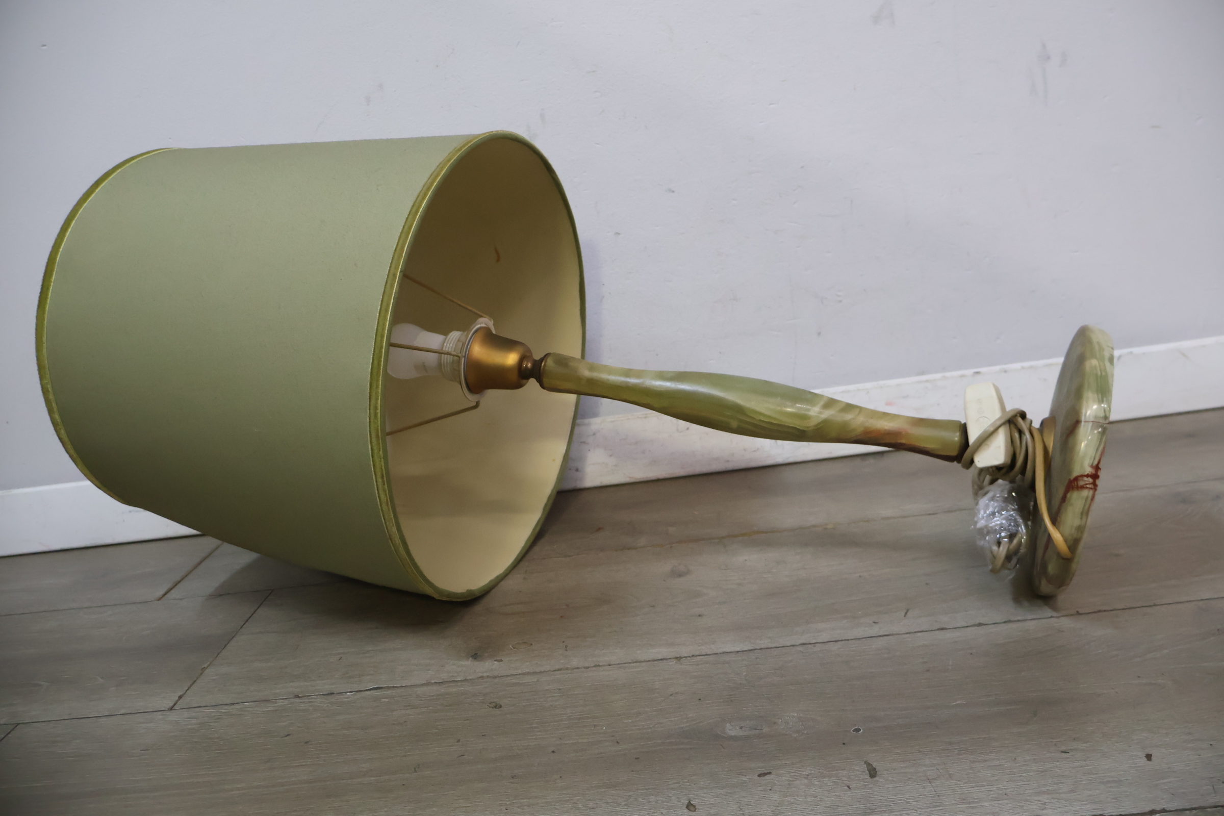 Vintage staande lamp met groene stoffen kap – foto 9 – kavel bij GSD Auctions, Zoeterwoude