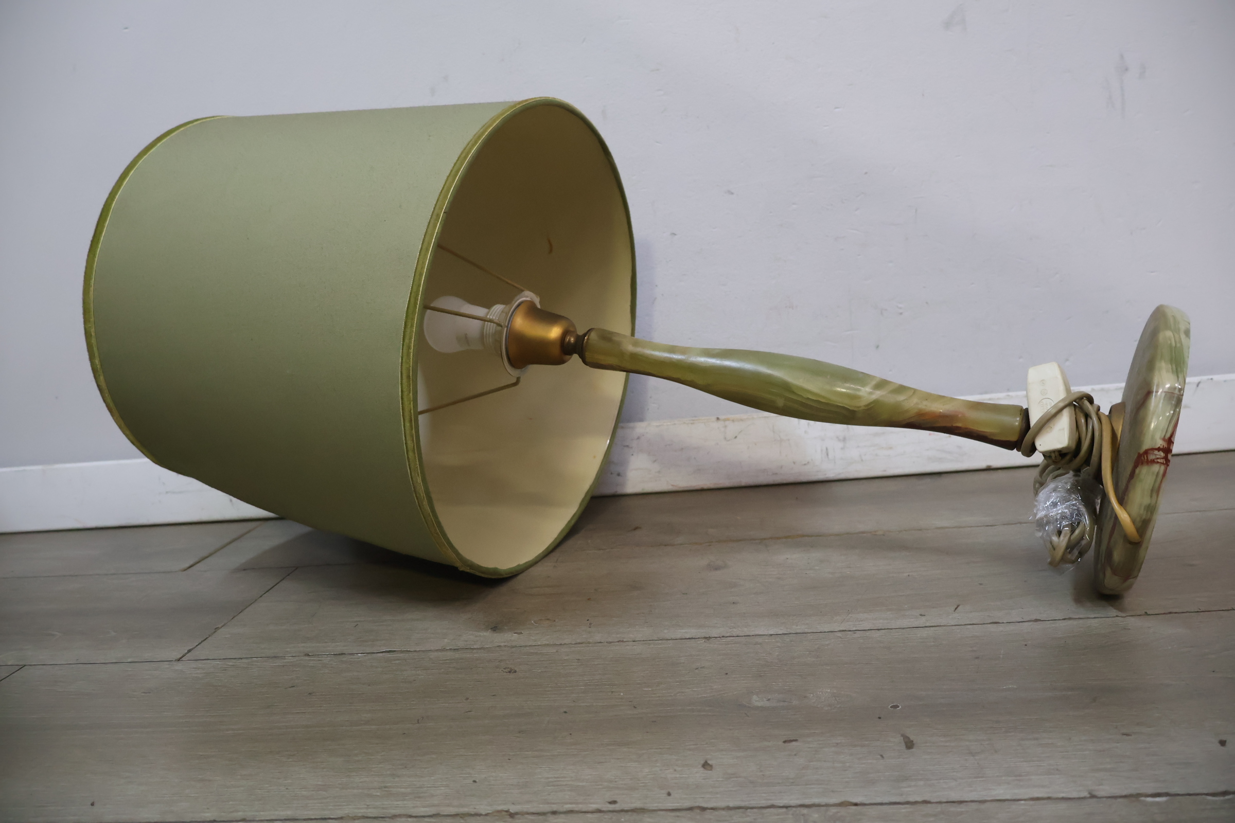 Vintage staande lamp met groene stoffen kap – foto 10 – kavel bij GSD Auctions, Zoeterwoude