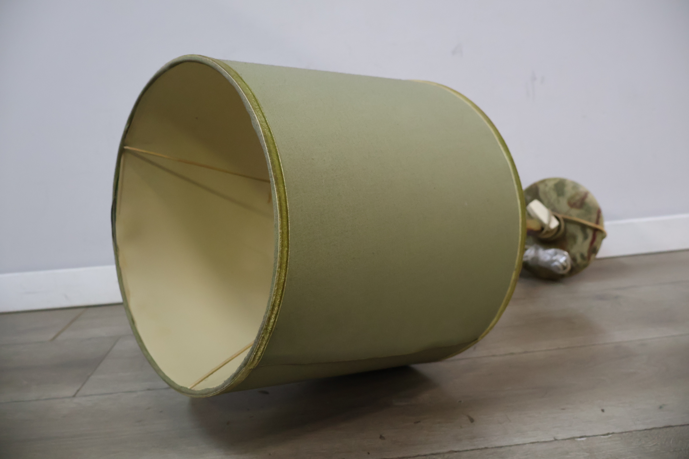 Vintage staande lamp met groene stoffen kap – foto 11 – kavel bij GSD Auctions, Zoeterwoude