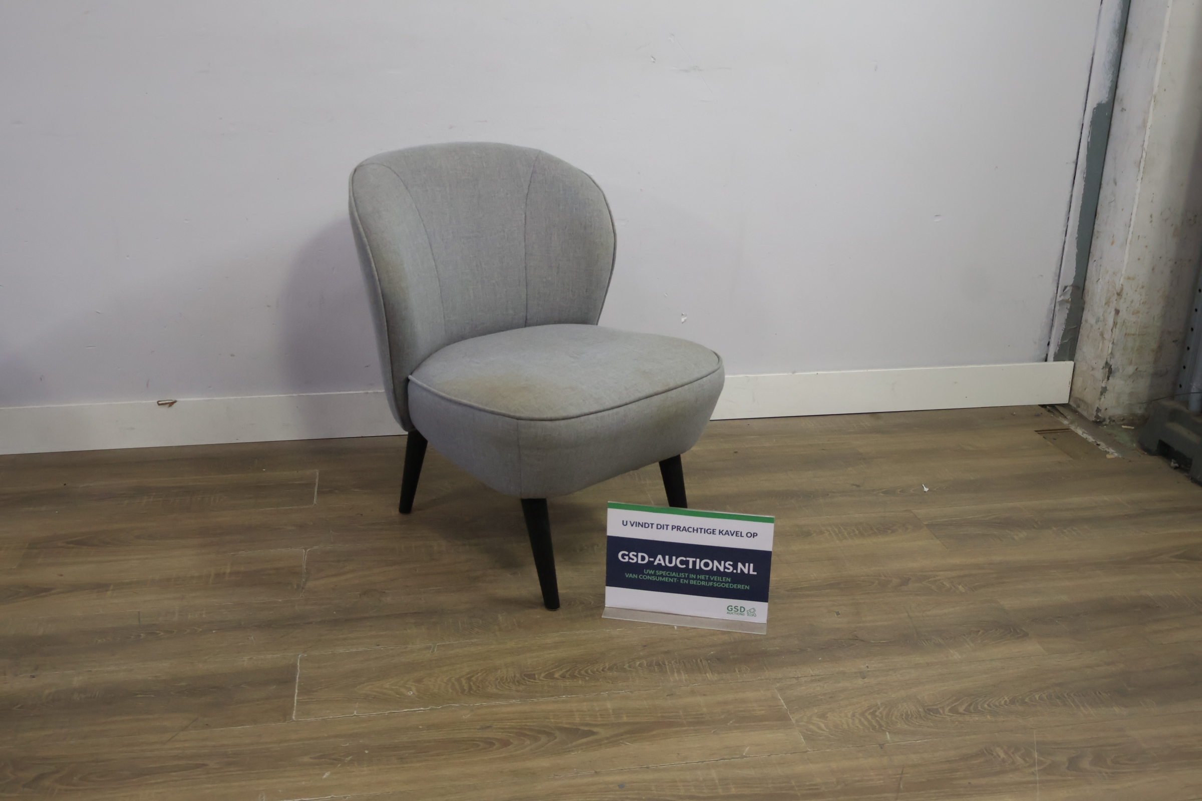 'Woood' - Grijs Gestoffeerde Fauteuil – foto 2 – kavel bij GSD Auctions, Zoeterwoude