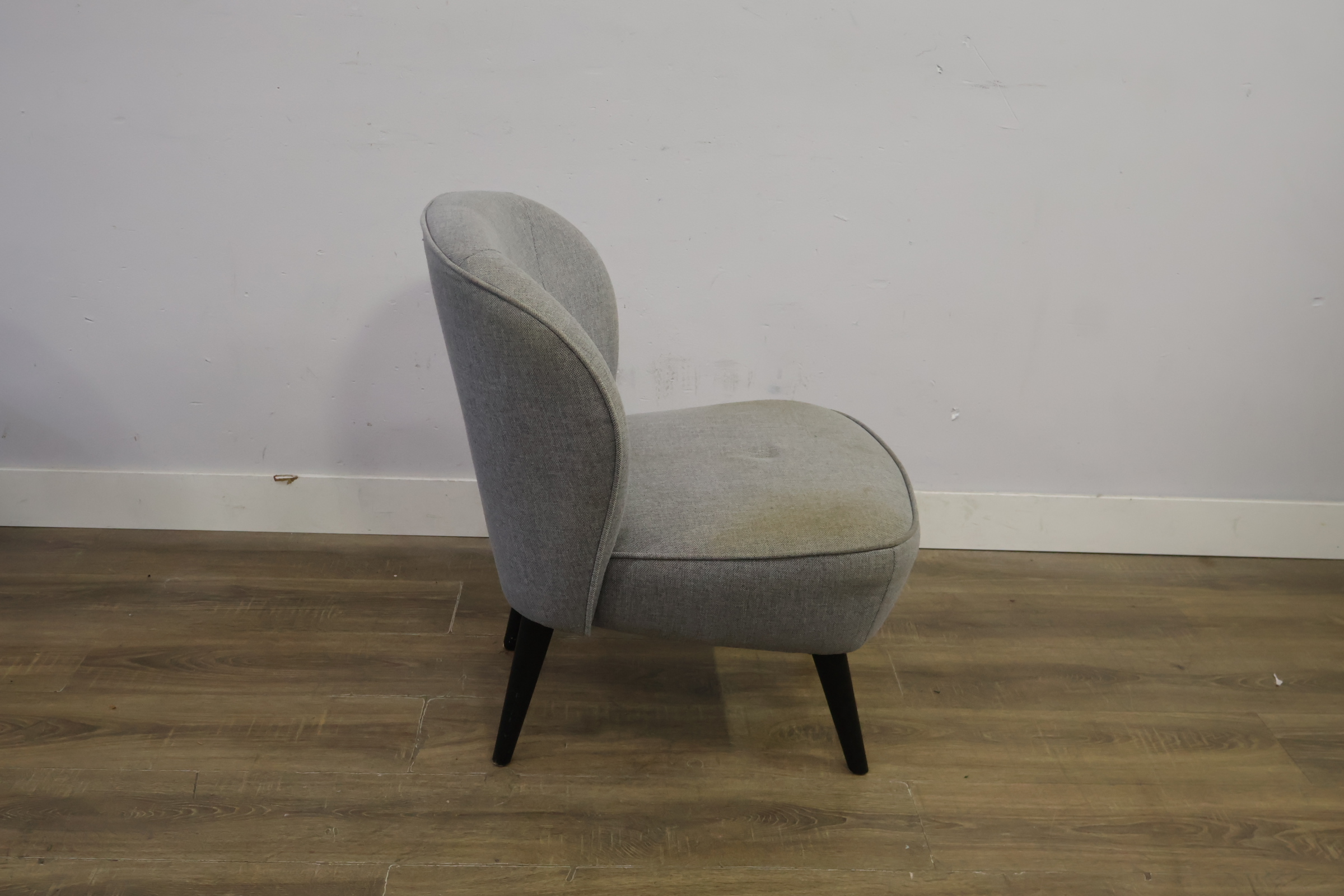 'Woood' - Grijs Gestoffeerde Fauteuil – foto 3 – kavel bij GSD Auctions, Zoeterwoude