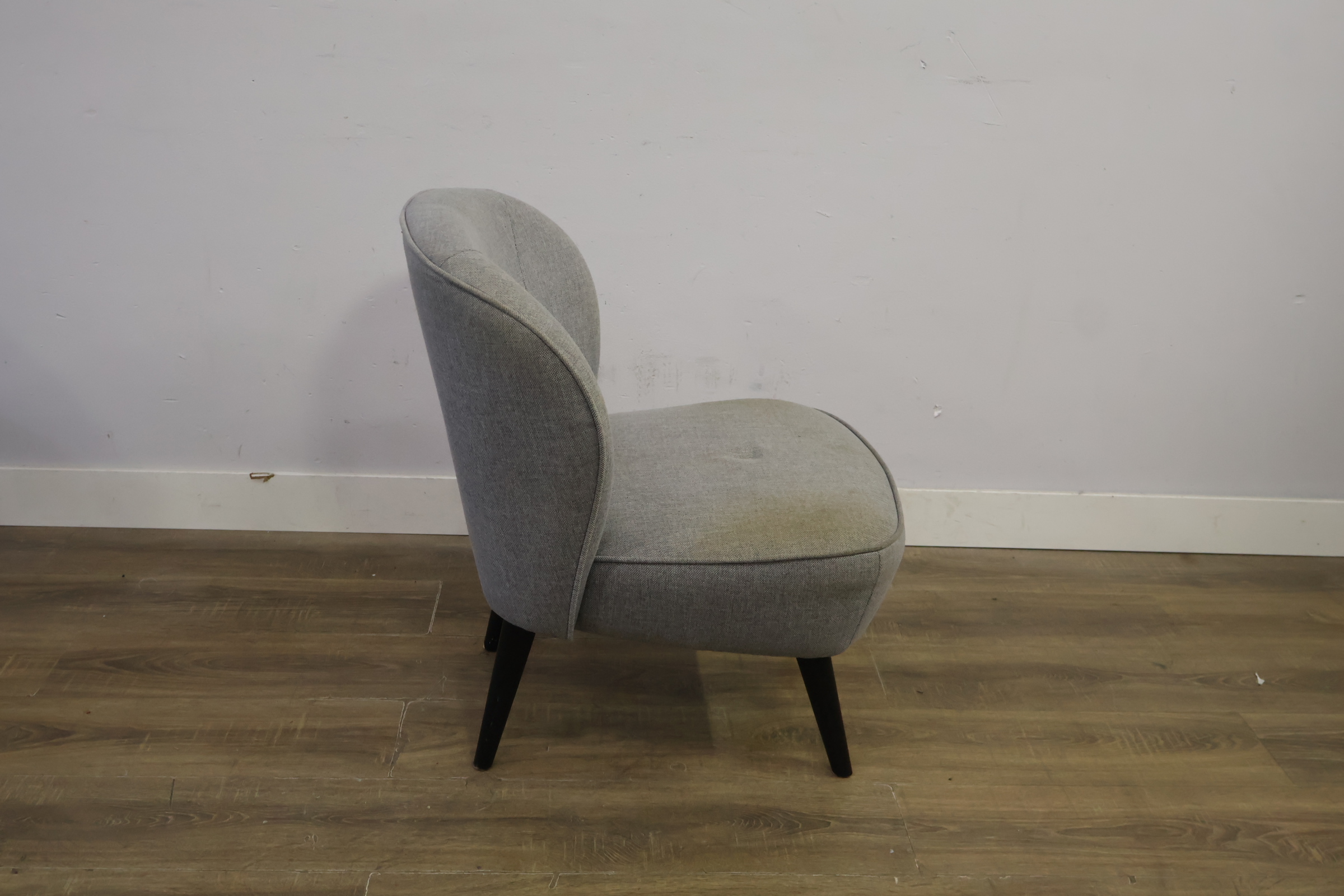 'Woood' - Grijs Gestoffeerde Fauteuil – foto 4 – kavel bij GSD Auctions, Zoeterwoude
