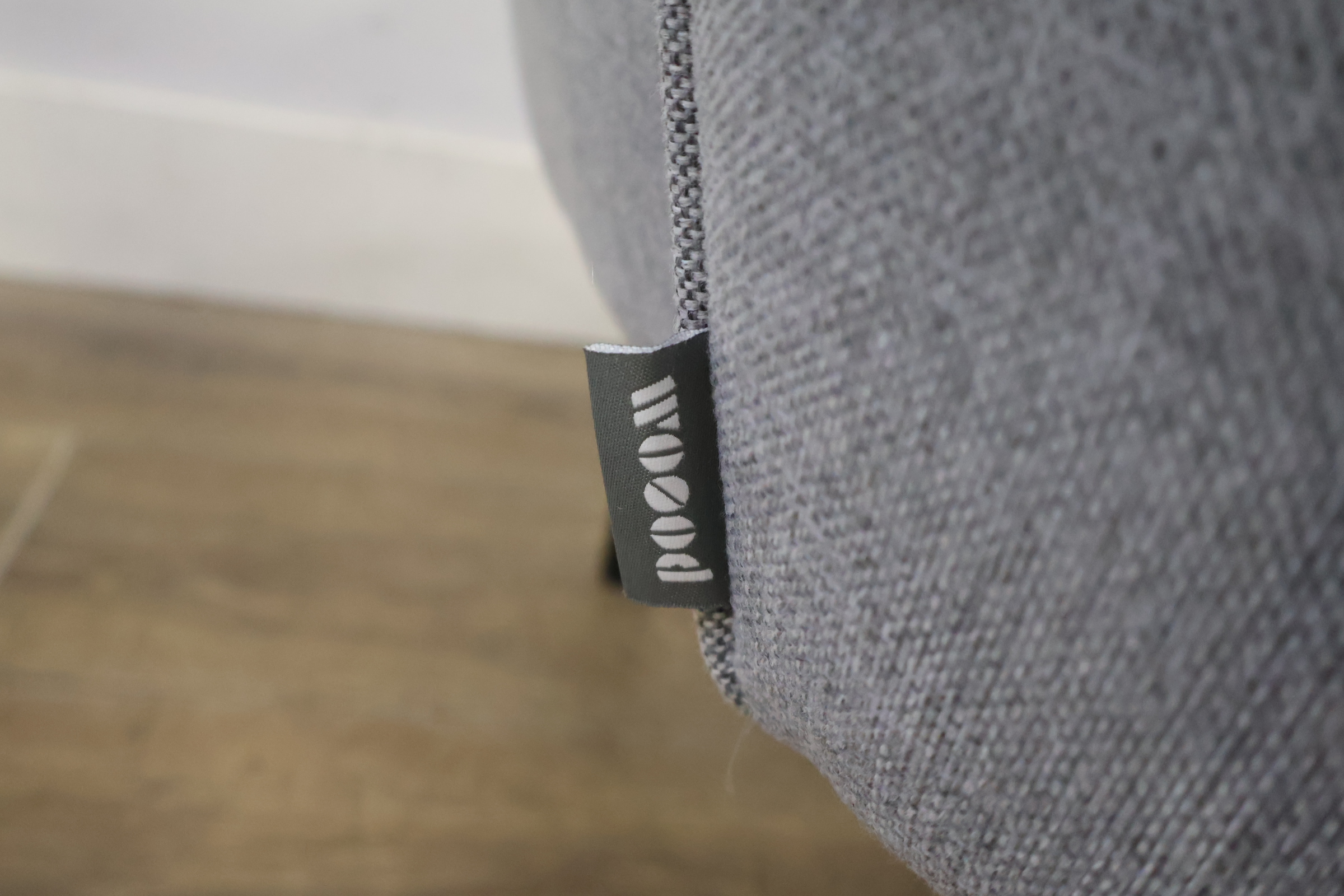 'Woood' - Grijs Gestoffeerde Fauteuil – foto 8 – kavel bij GSD Auctions, Zoeterwoude