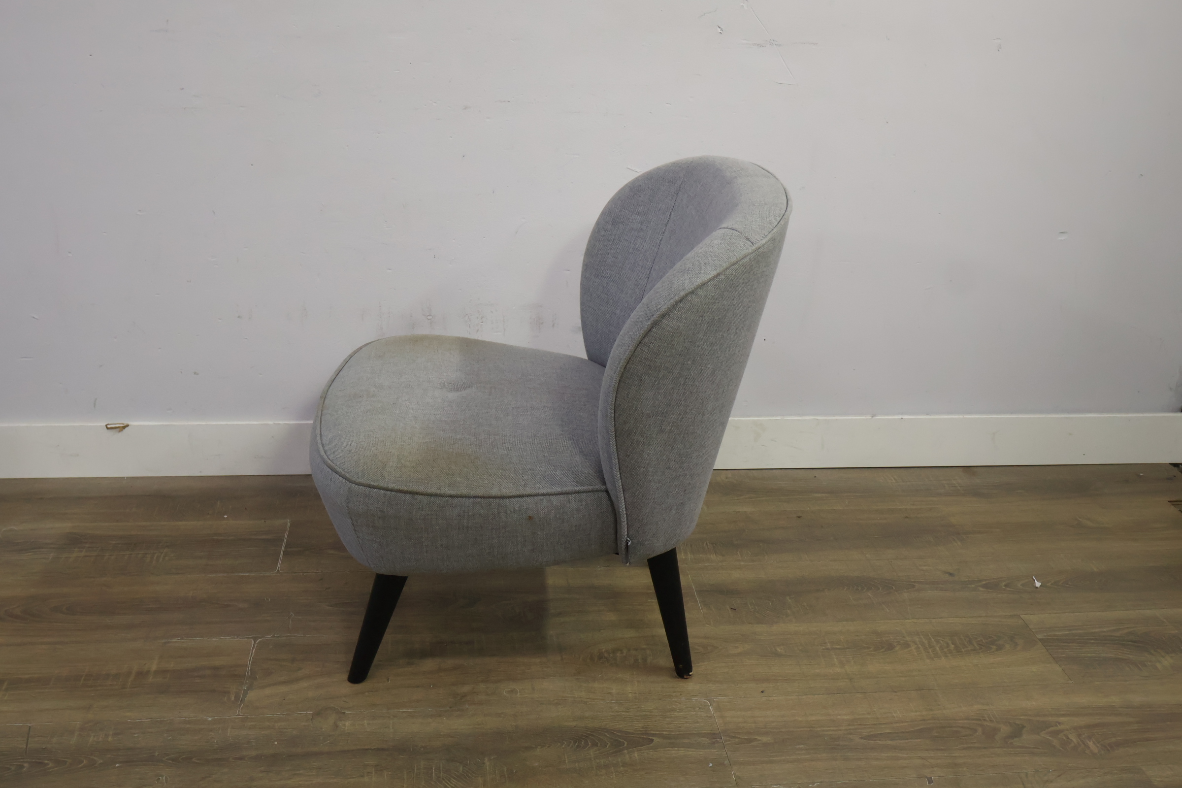 'Woood' - Grijs Gestoffeerde Fauteuil – foto 9 – kavel bij GSD Auctions, Zoeterwoude