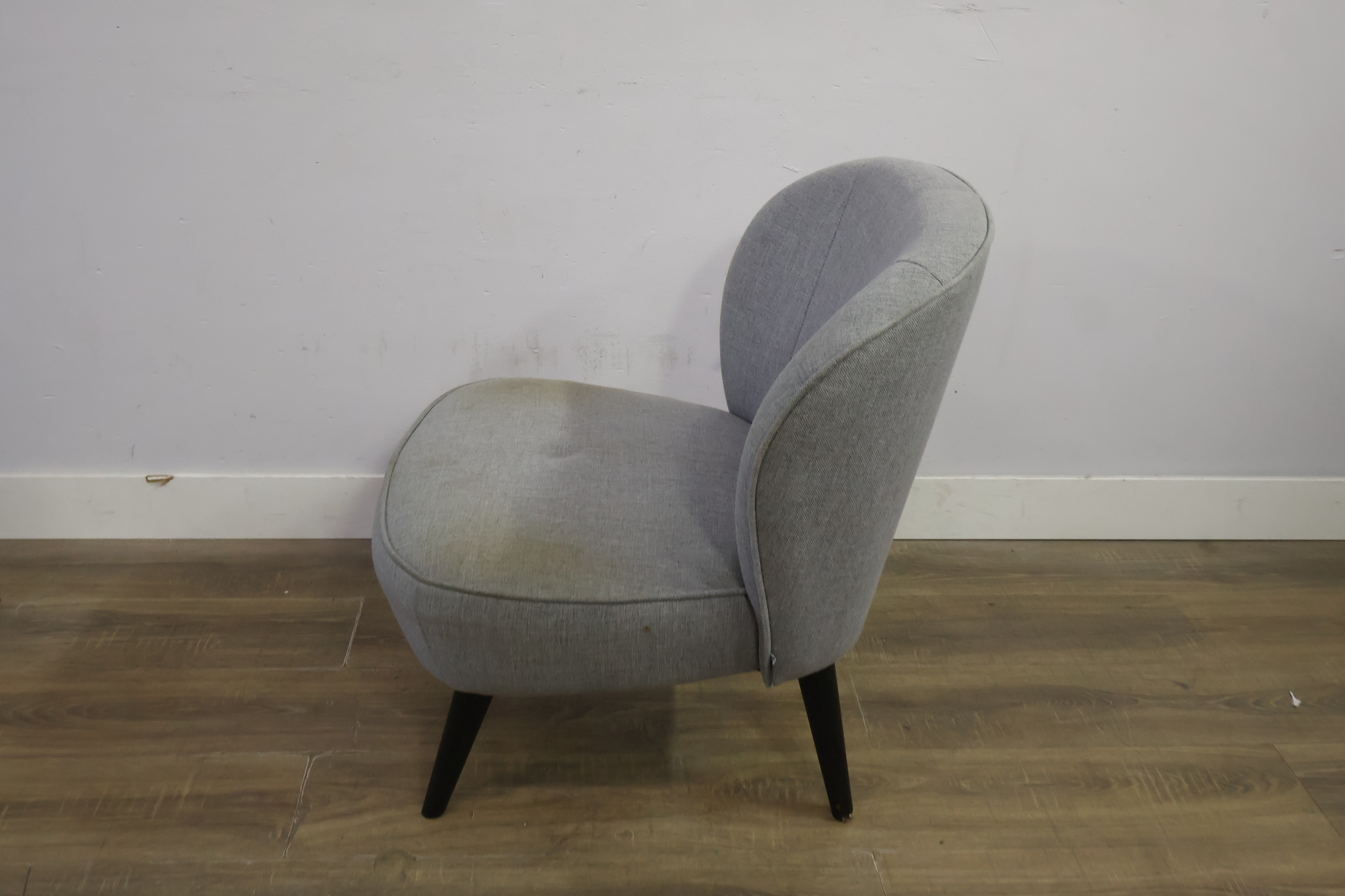 'Woood' - Grijs Gestoffeerde Fauteuil – foto 10 – kavel bij GSD Auctions, Zoeterwoude