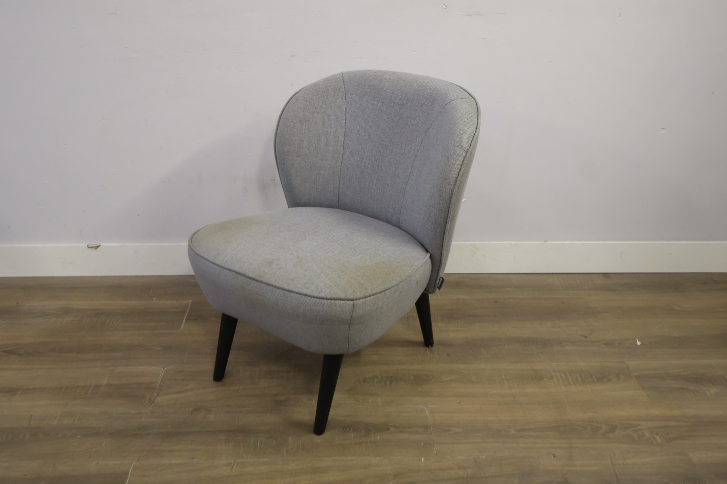 'Woood' - Grijs Gestoffeerde Fauteuil – foto 12 – kavel bij GSD Auctions, Zoeterwoude