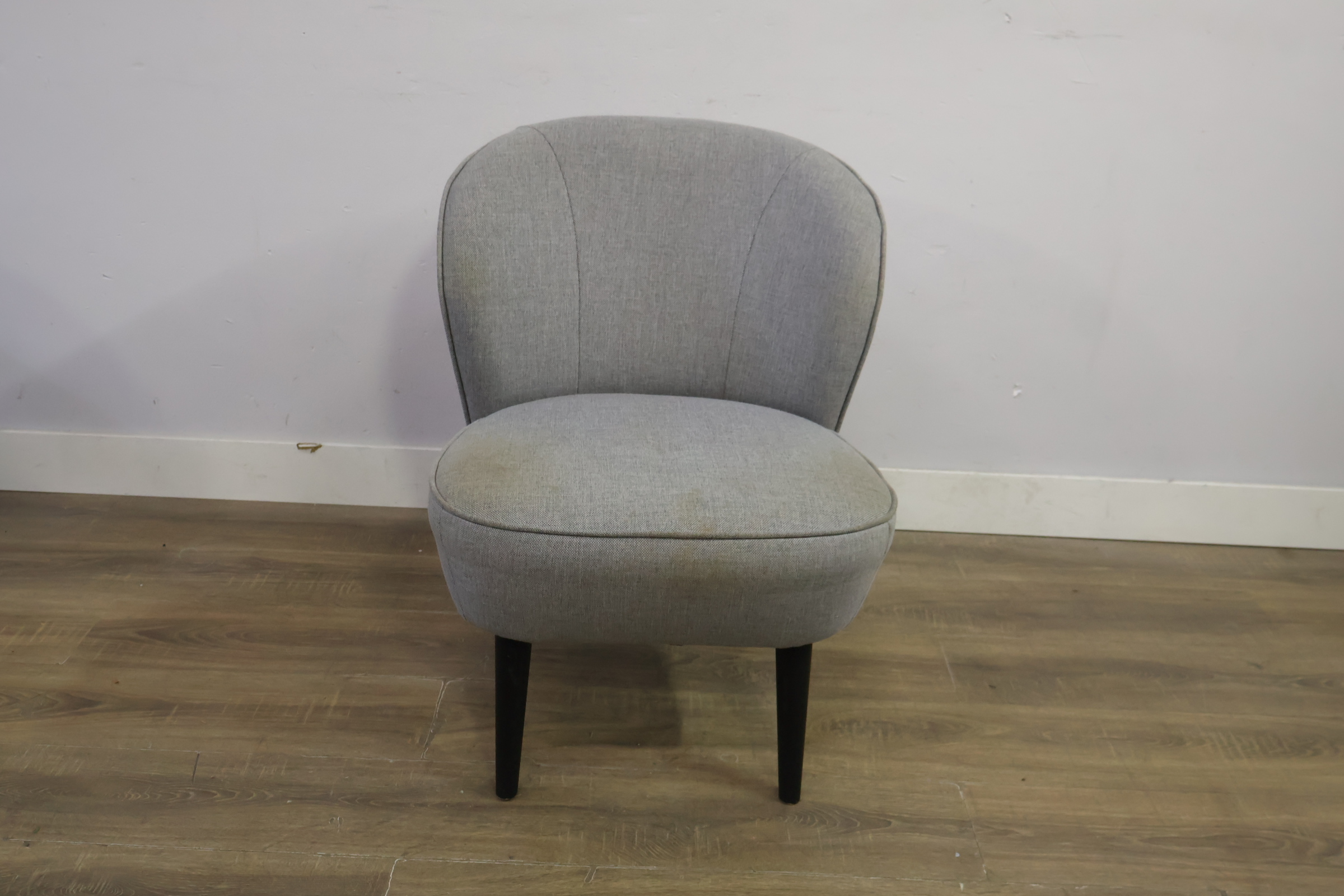 'Woood' - Grijs Gestoffeerde Fauteuil – foto 13 – kavel bij GSD Auctions, Zoeterwoude