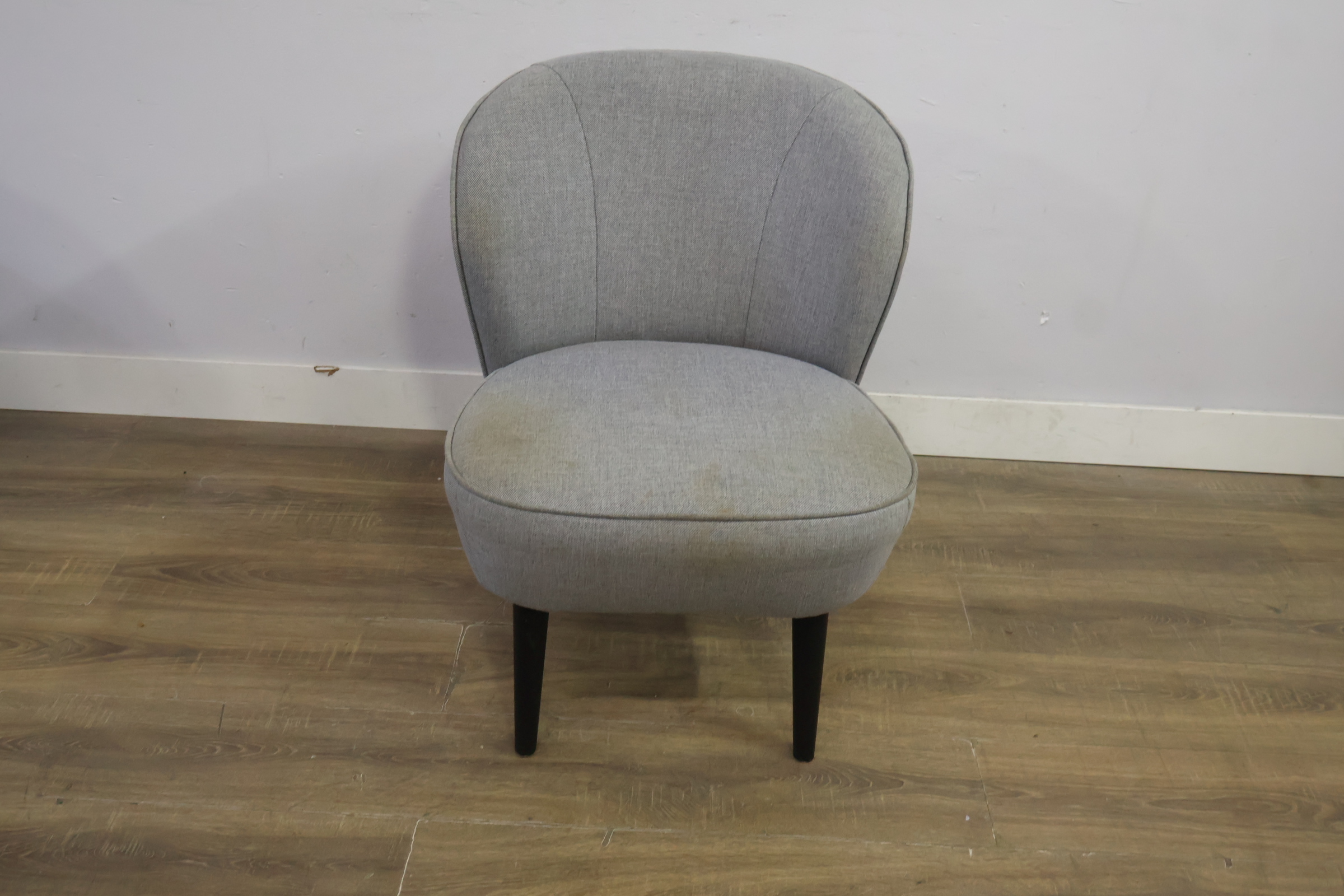 'Woood' - Grijs Gestoffeerde Fauteuil – foto 14 – kavel bij GSD Auctions, Zoeterwoude
