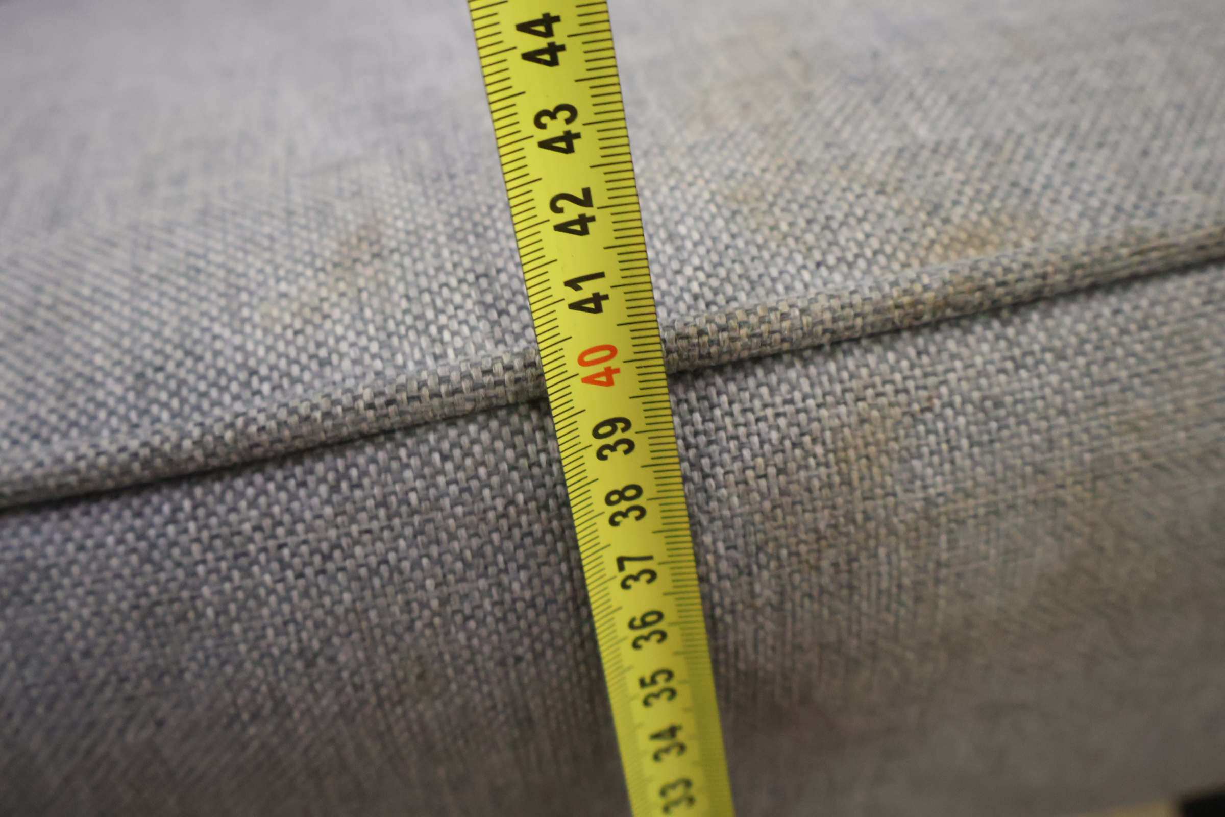 'Woood' - Grijs Gestoffeerde Fauteuil – foto 17 – kavel bij GSD Auctions, Zoeterwoude