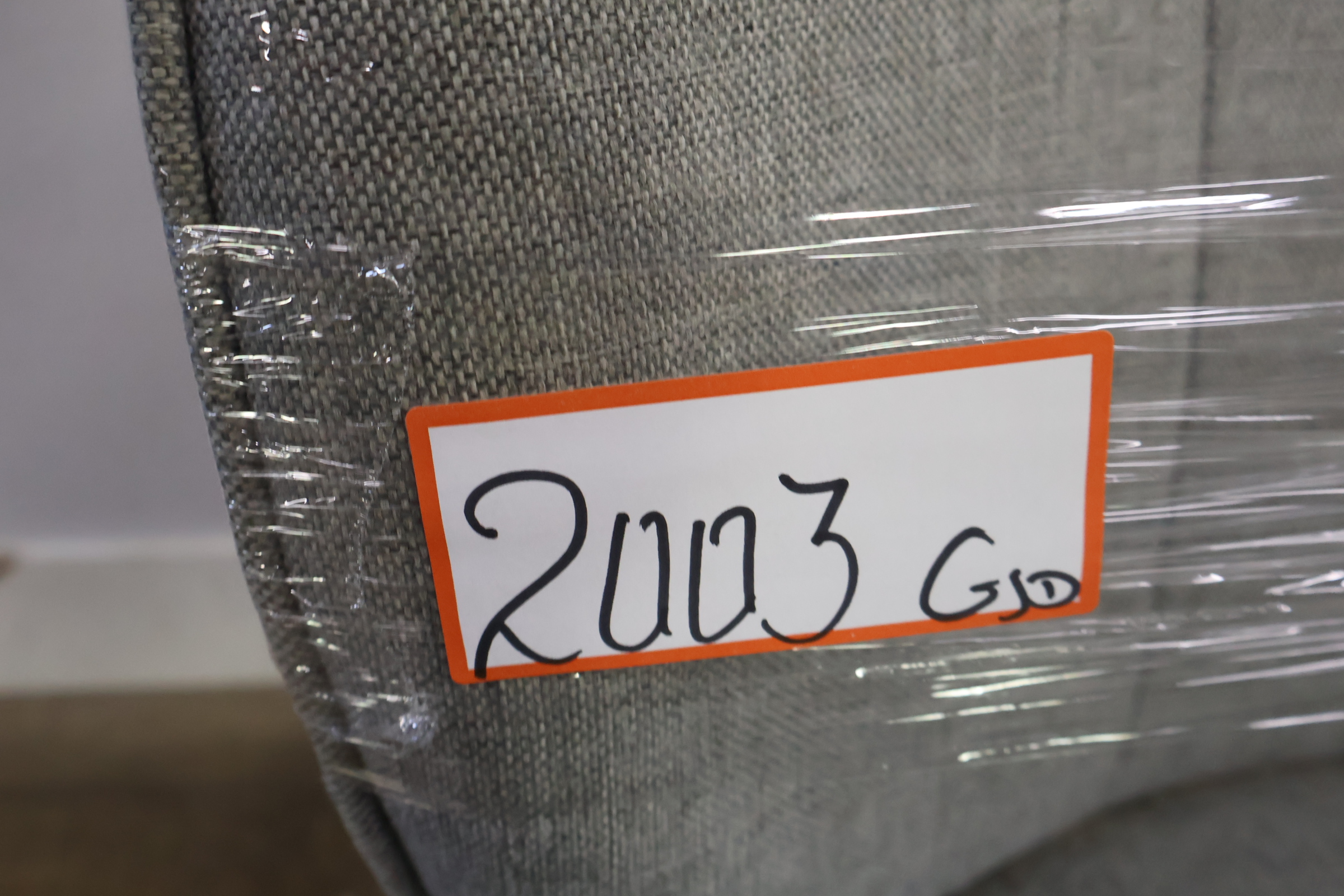 'Woood' - Grijs Gestoffeerde Fauteuil – foto 20 – kavel bij GSD Auctions, Zoeterwoude