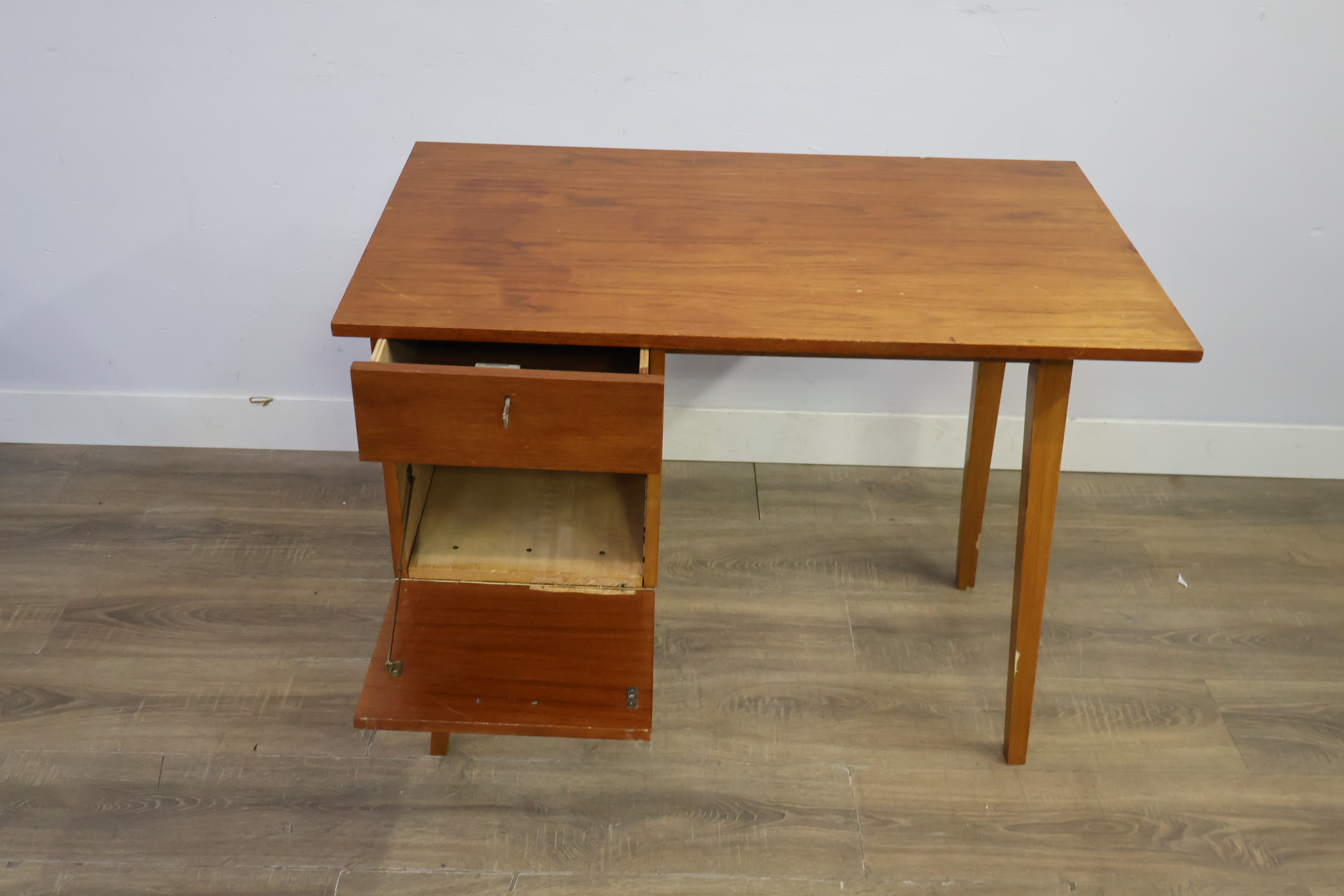 Vintage Bureau - Schrijftafel - Jaren '60 – foto 12 – kavel bij GSD Auctions, Zoeterwoude