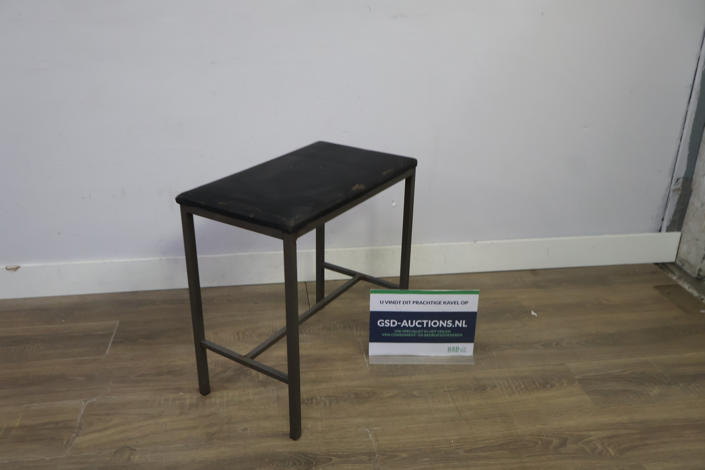 Zwart metalen kruk met zitting – foto 2 – kavel bij GSD Auctions, Zoeterwoude