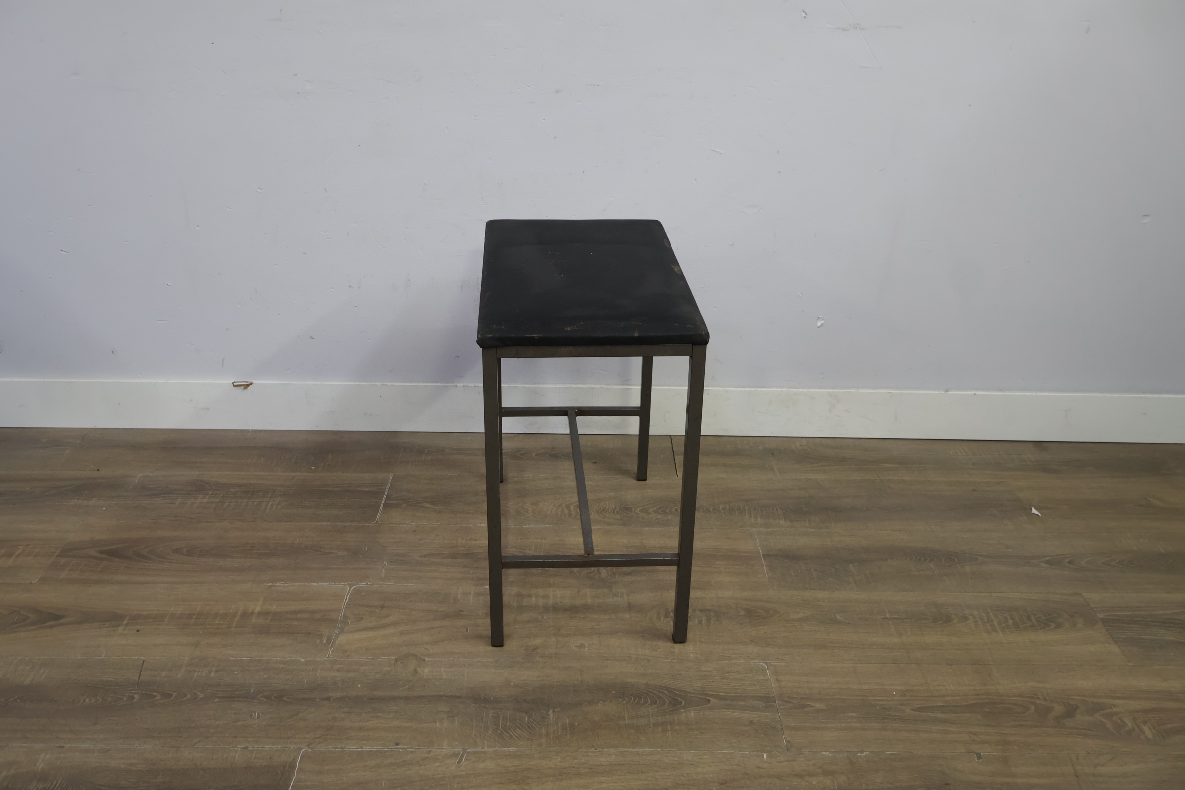Zwart metalen kruk met zitting – foto 3 – kavel bij GSD Auctions, Zoeterwoude