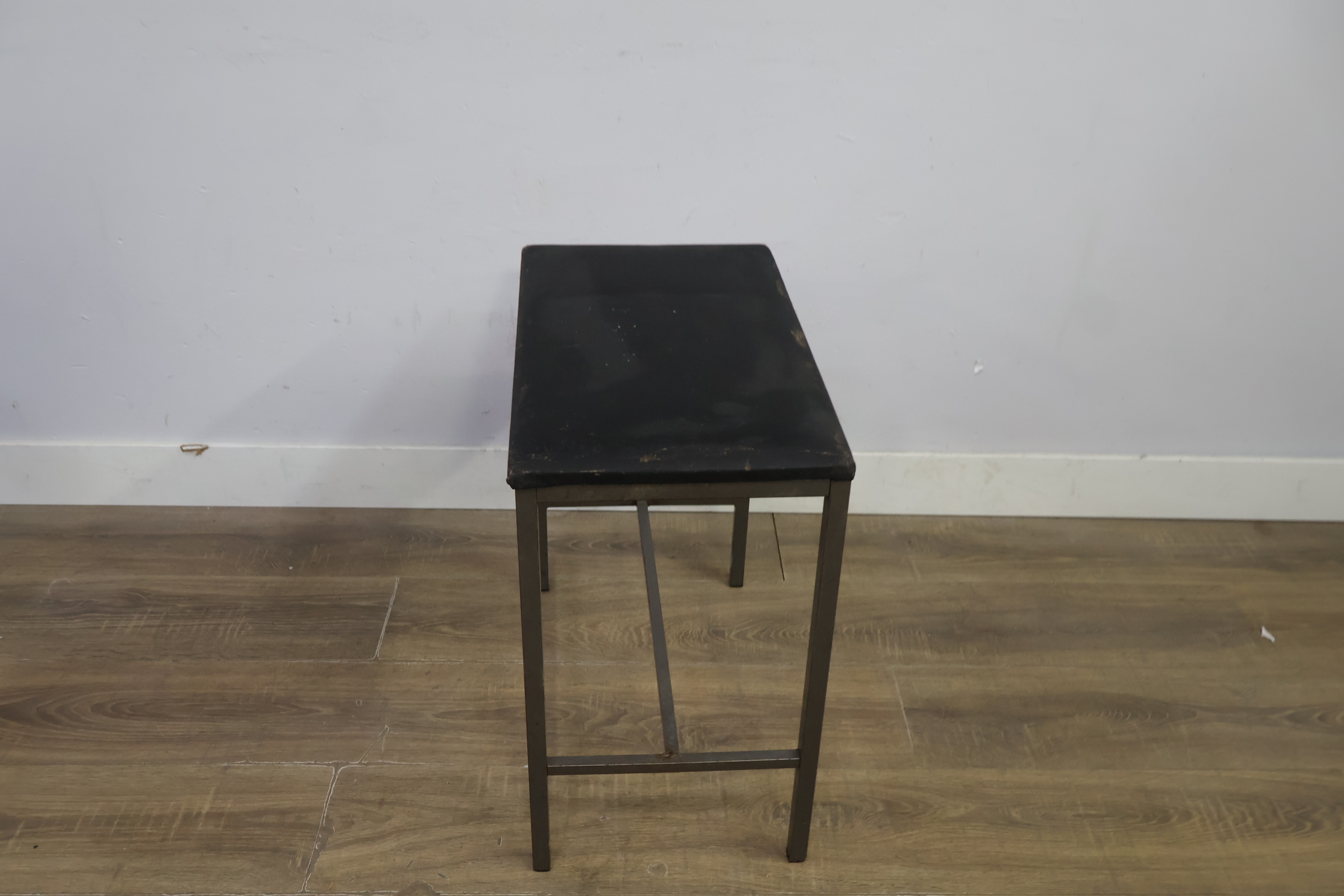 Zwart metalen kruk met zitting – foto 4 – kavel bij GSD Auctions, Zoeterwoude
