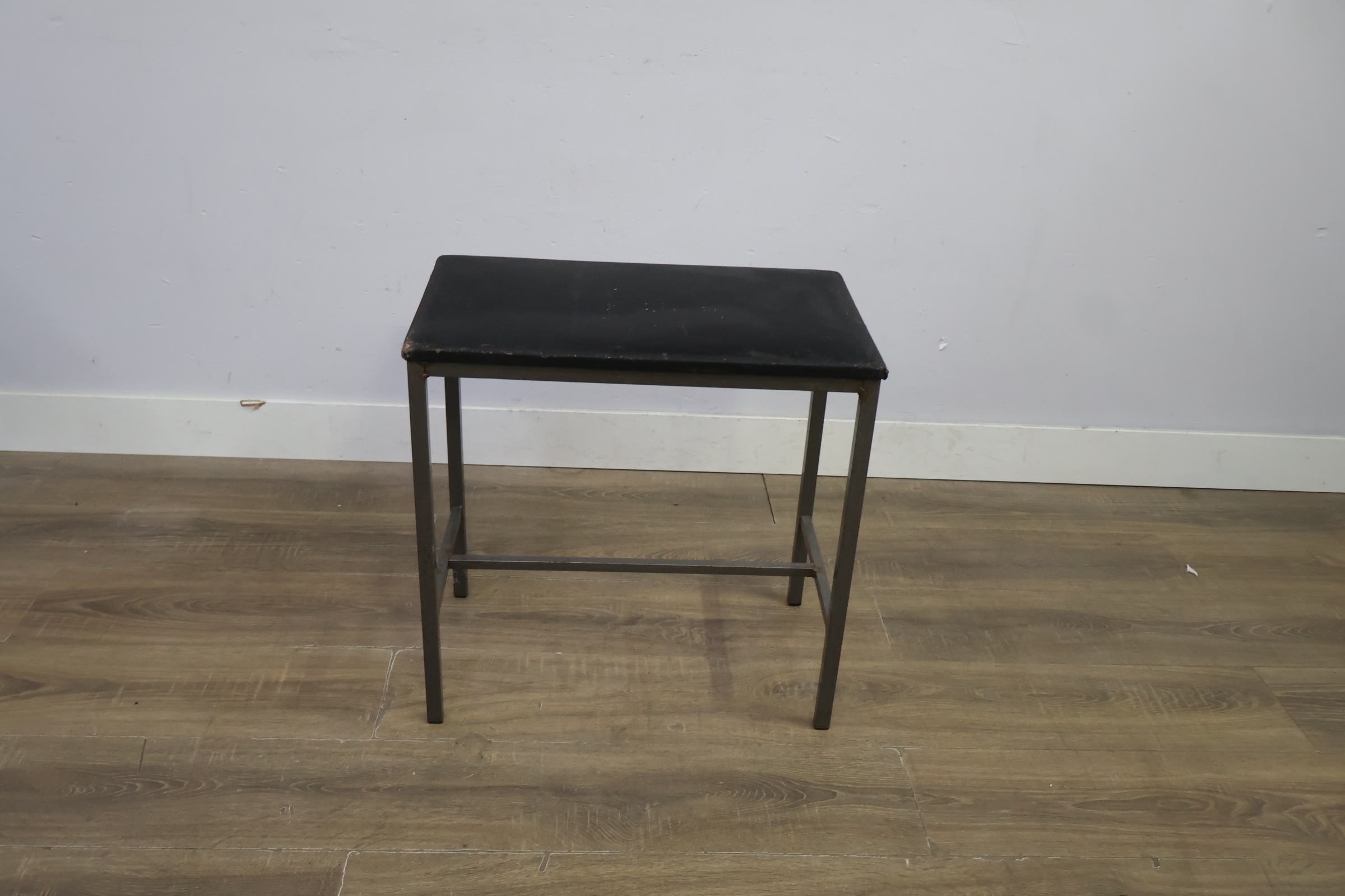 Zwart metalen kruk met zitting – foto 5 – kavel bij GSD Auctions, Zoeterwoude