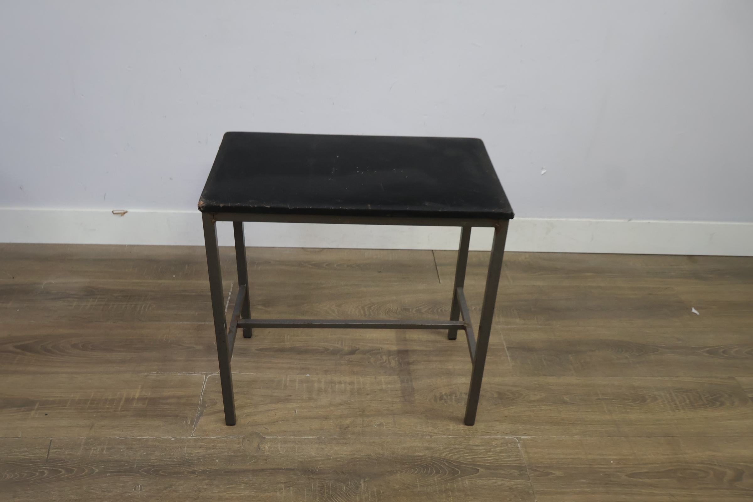 Zwart metalen kruk met zitting – foto 6 – kavel bij GSD Auctions, Zoeterwoude