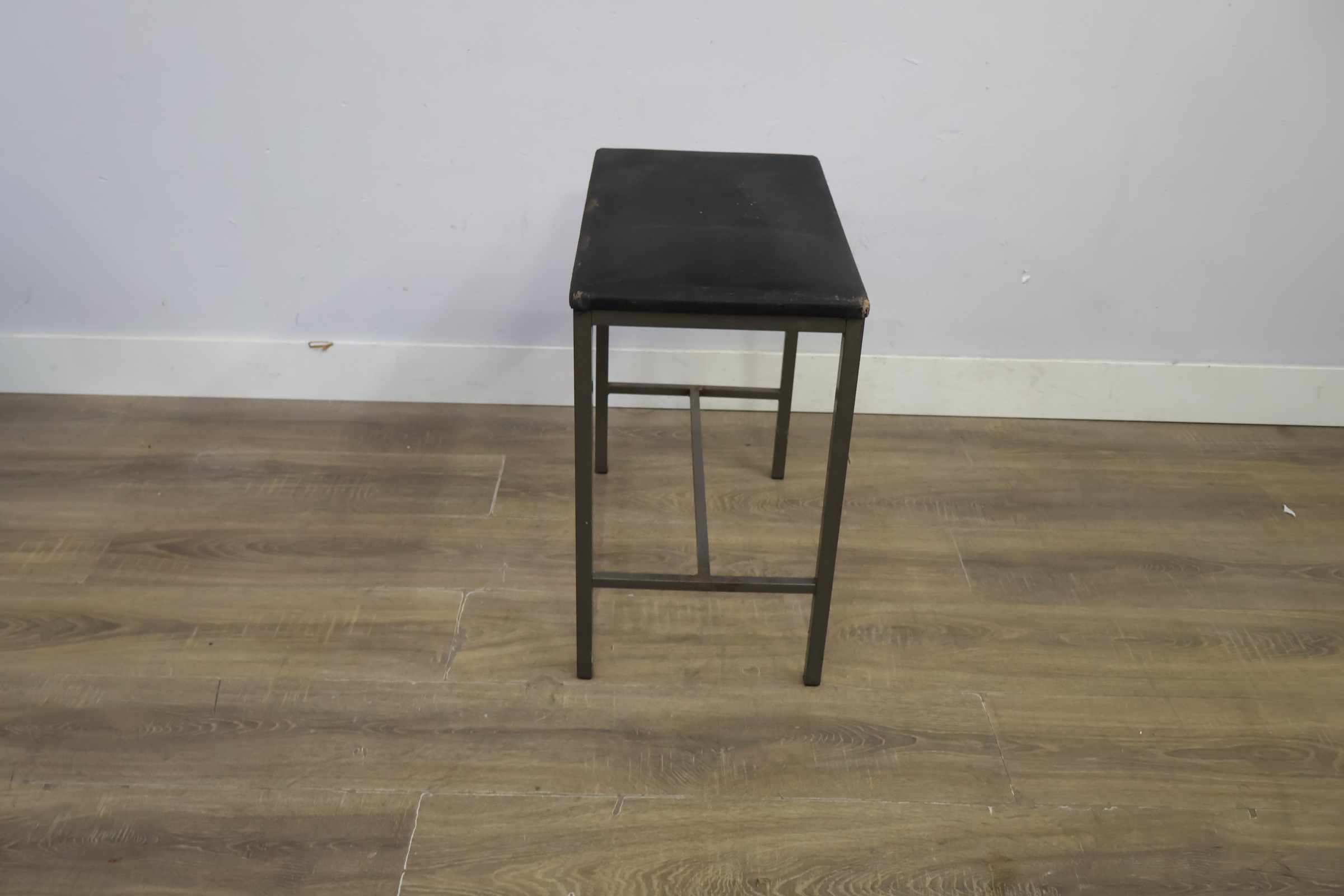 Zwart metalen kruk met zitting – foto 7 – kavel bij GSD Auctions, Zoeterwoude