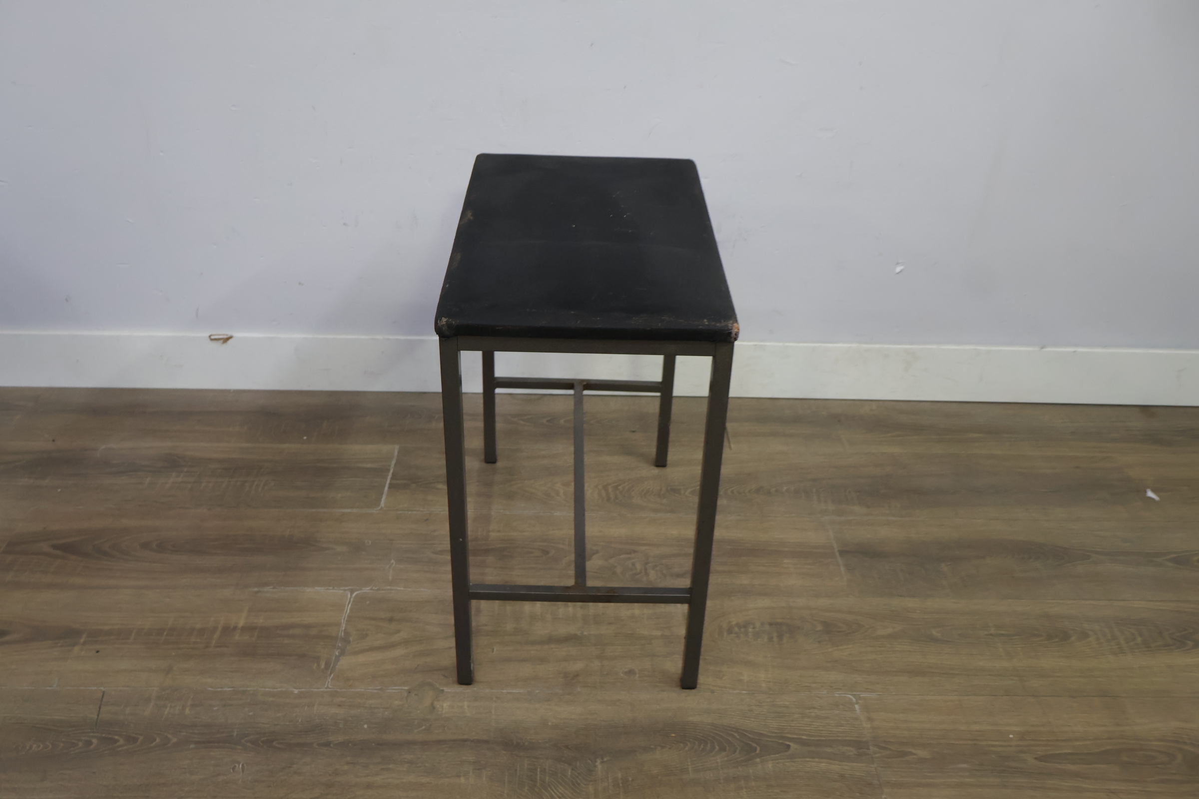 Zwart metalen kruk met zitting – foto 8 – kavel bij GSD Auctions, Zoeterwoude