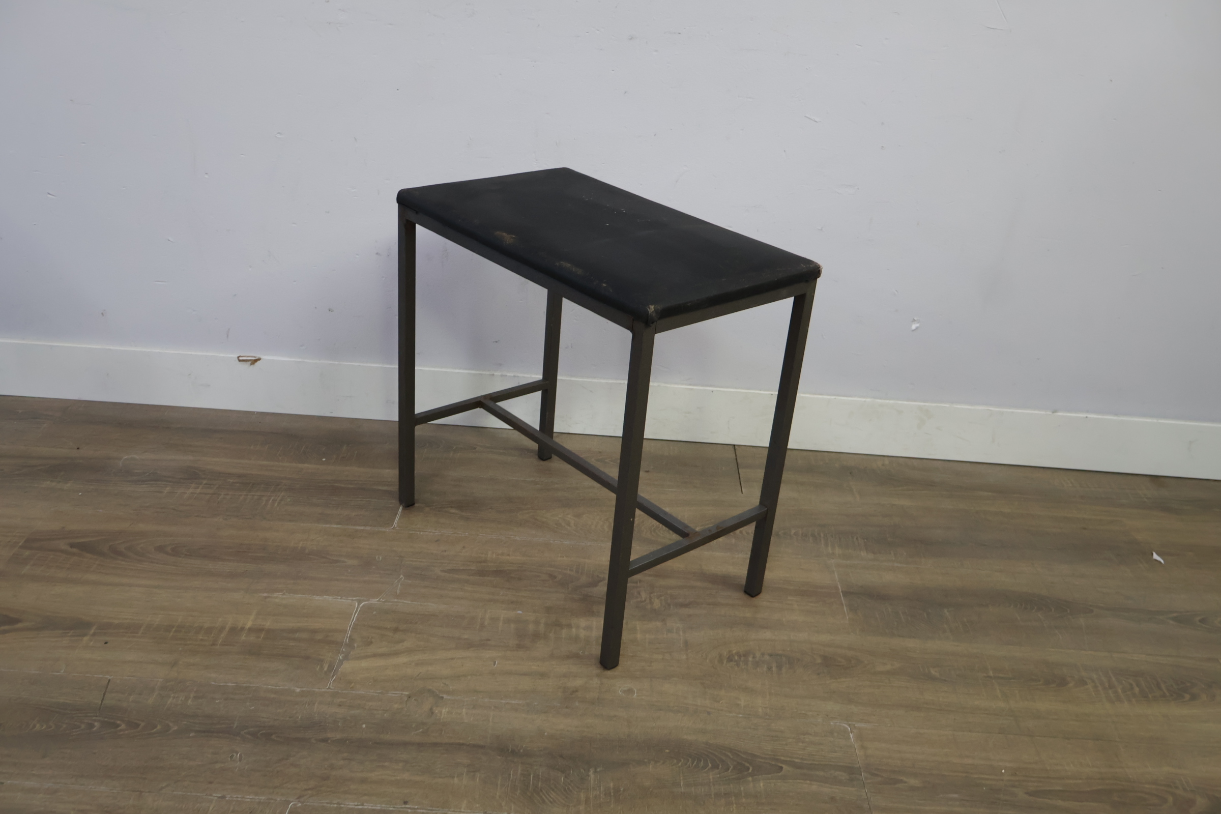 Zwart metalen kruk met zitting – foto 9 – kavel bij GSD Auctions, Zoeterwoude