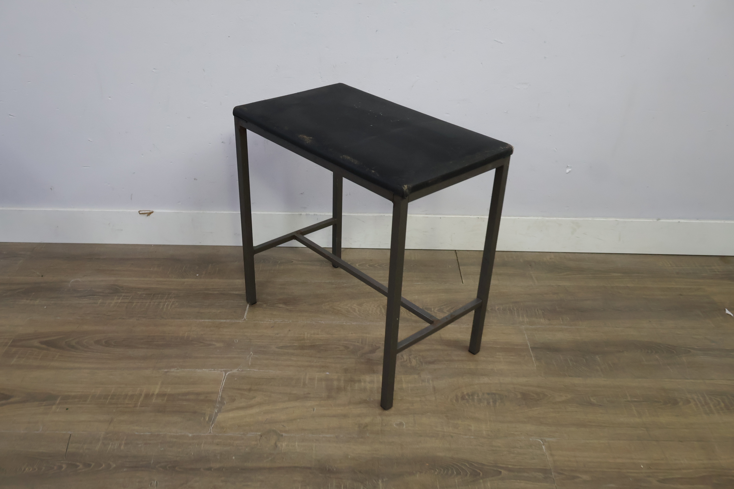 Zwart metalen kruk met zitting – foto 10 – kavel bij GSD Auctions, Zoeterwoude