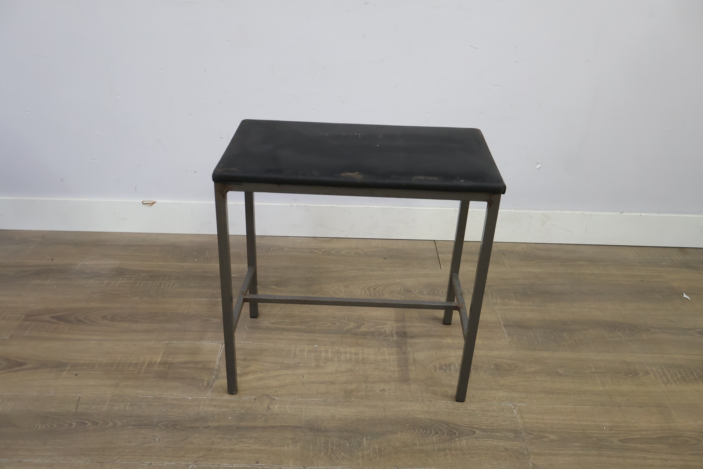Zwart metalen kruk met zitting – foto 11 – kavel bij GSD Auctions, Zoeterwoude