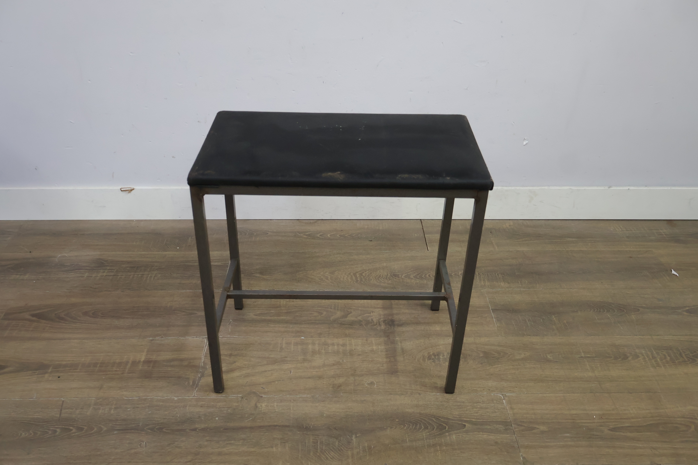 Zwart metalen kruk met zitting – foto 12 – kavel bij GSD Auctions, Zoeterwoude