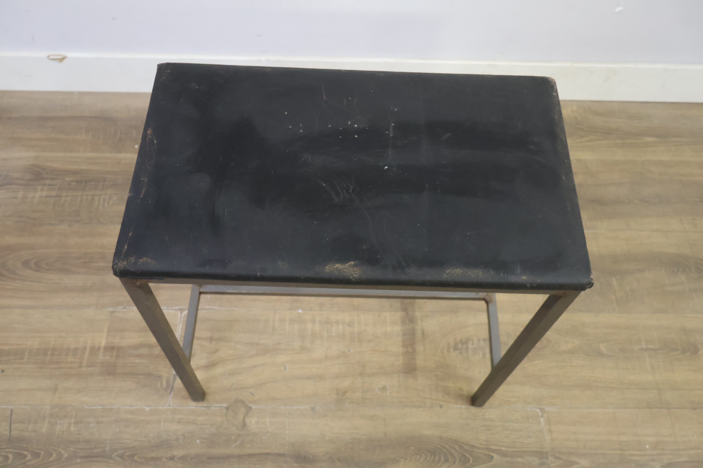 Zwart metalen kruk met zitting – foto 13 – kavel bij GSD Auctions, Zoeterwoude