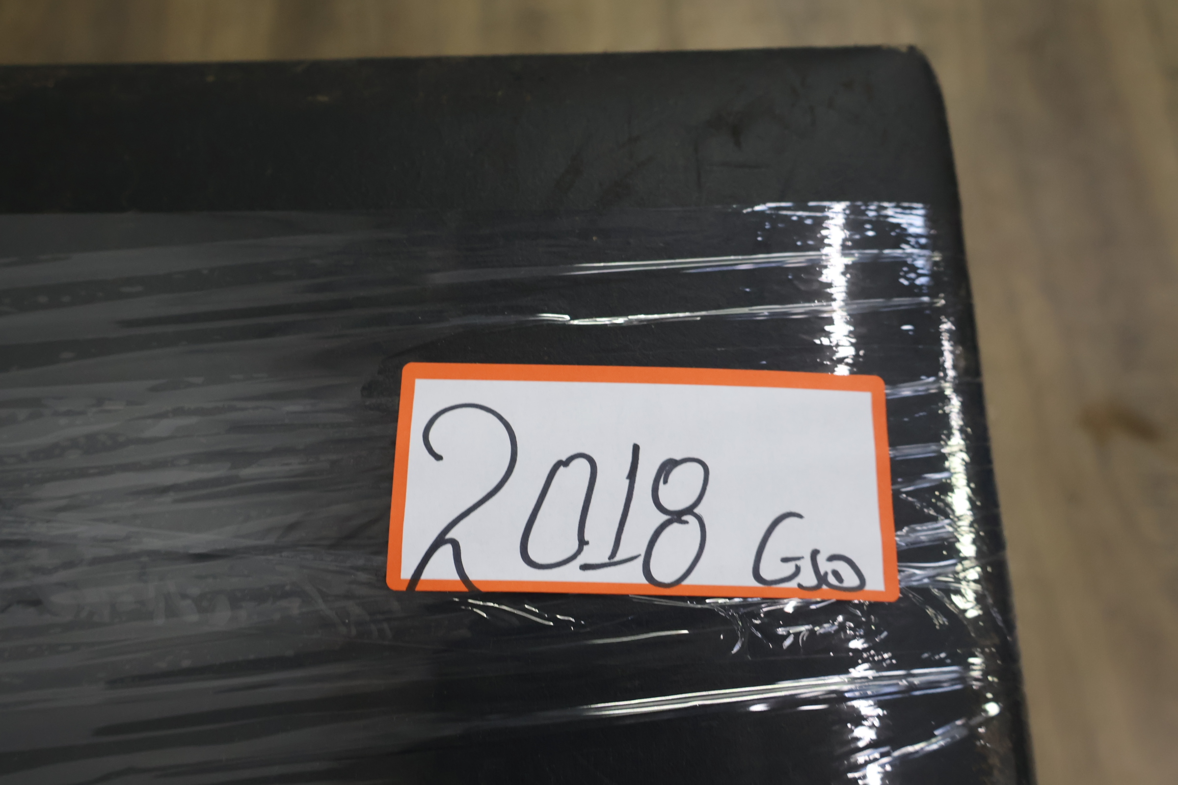Zwart metalen kruk met zitting – foto 17 – kavel bij GSD Auctions, Zoeterwoude