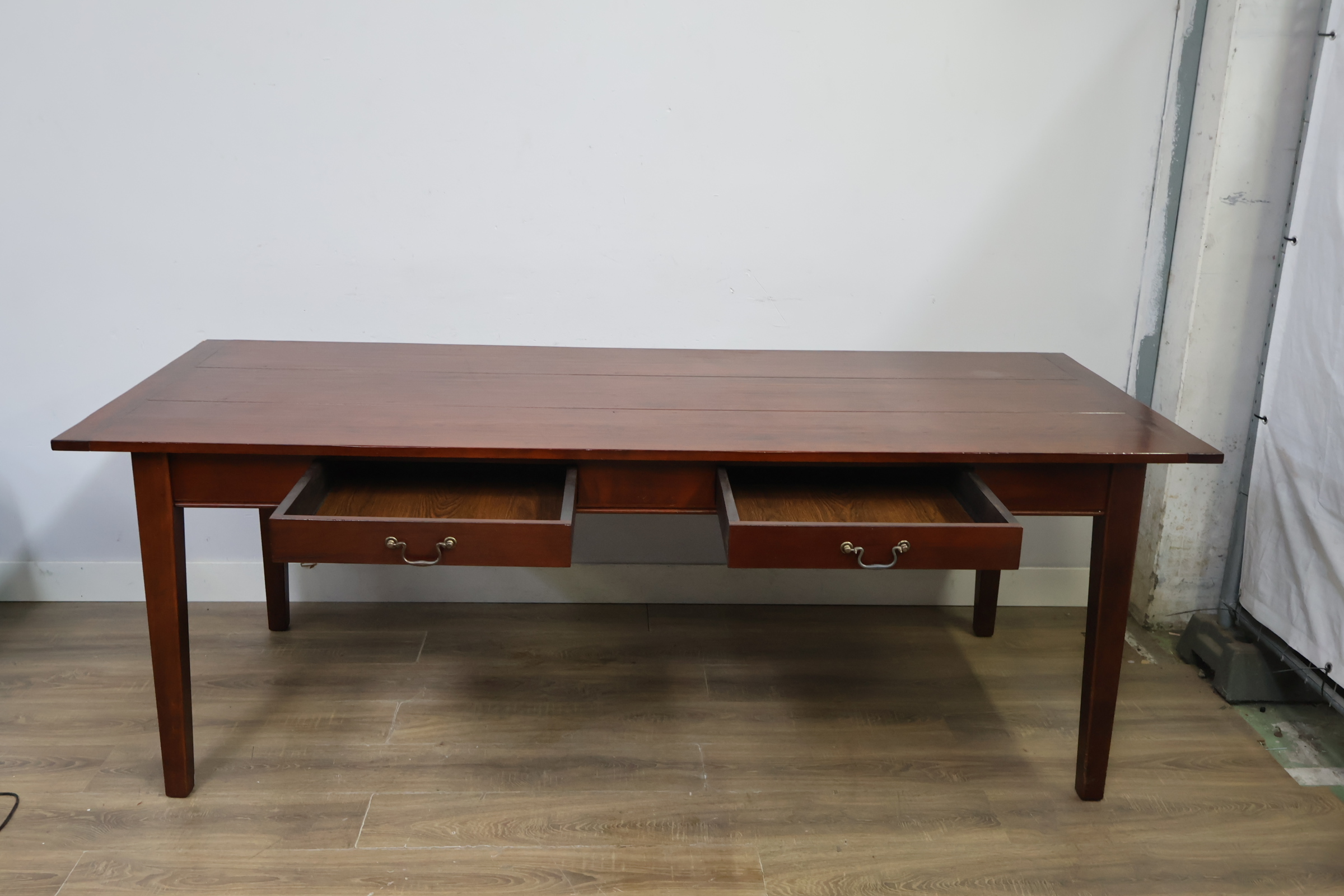 Grote Houten eettafel met lades - 220L x 90B – foto 11 – kavel bij GSD Auctions, Zoeterwoude
